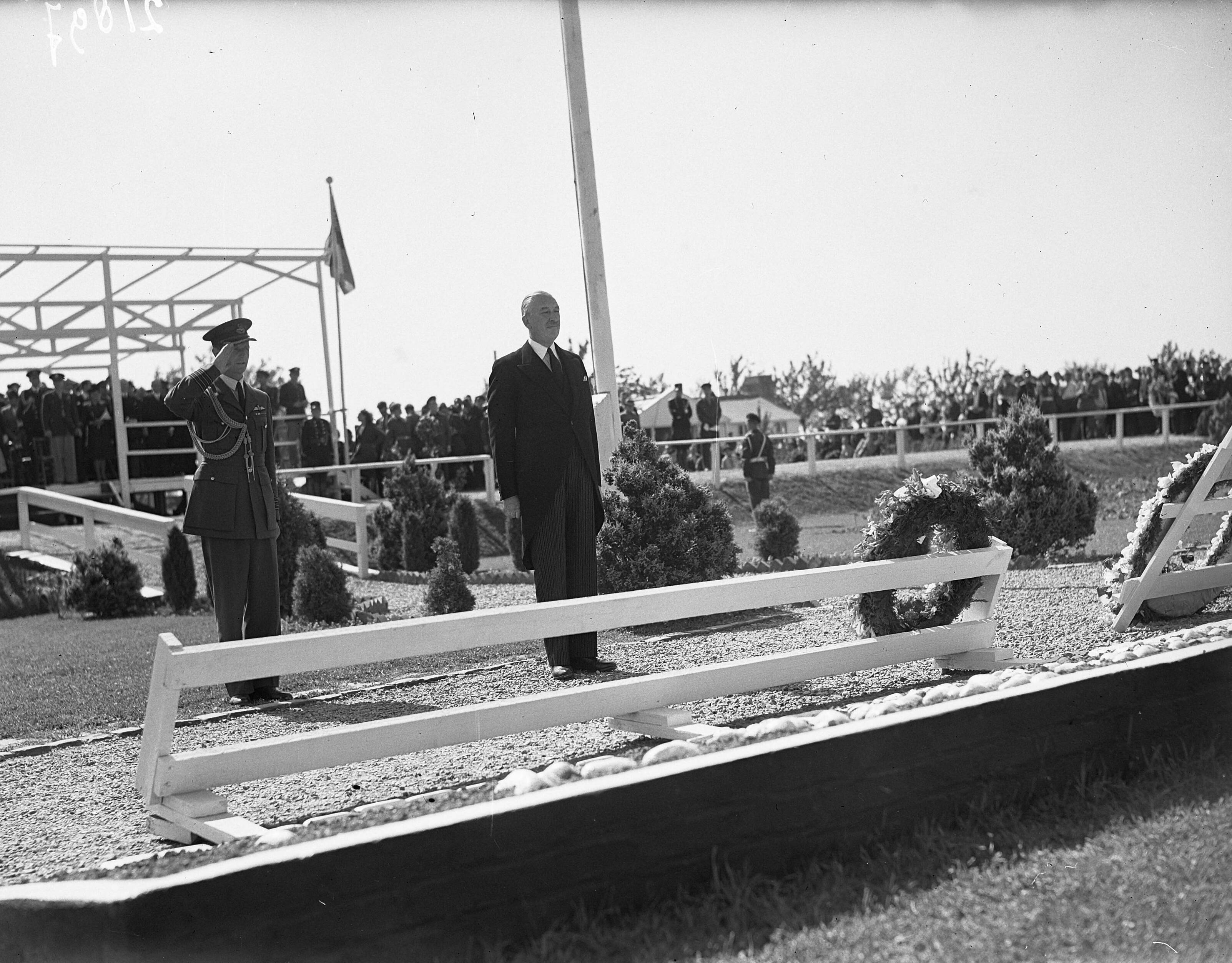 Fotocollectie Anefo — Herdenking op Margraten — Foto: Noske, J.D. / Anefo. Licentie: Set B: Rechtenvrij / Publiek Domein. Bron: Nationaal Archief. http://hdl.handle.net/10648/ad74d956-d0b4-102d-bcf8-003048976d84