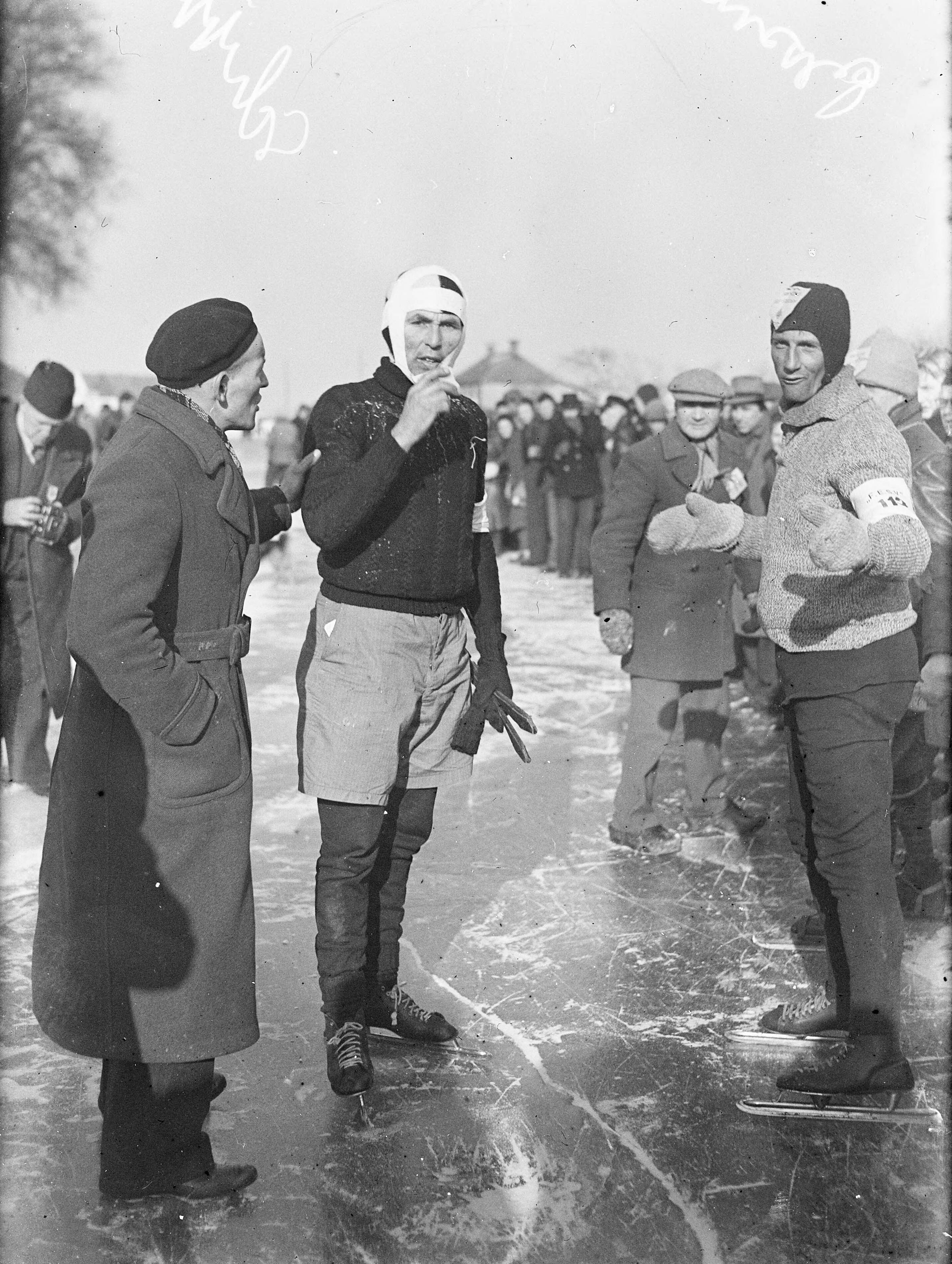 Elfstedentocht 1947 — Elfstedentocht. Klaas Schipper(Steenwijkerwold) met verbonden hoofd (na val). Rechts de winnaar Joop Bosman (Breukelen) — Foto: Sagers, Harry / Anefo. Licentie: Set B: Rechtenvrij / Publiek Domein. Bron: Nationaal Archief. http://hdl.handle.net/10648/a8a50b4e-d0b4-102d-bcf8-003048976d84
