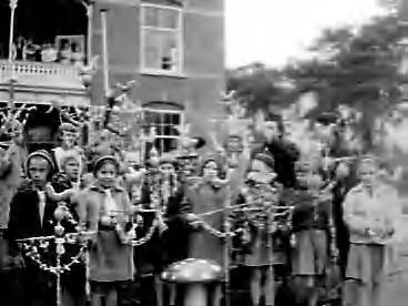 Fotocollectie Anefo — Prinses Marijke met eigengemaakte Palmpasen, met de kabouters van "De kleine Totemkring" afdeling Soest — Foto: Bilsen, Joop van / Anefo. Licentie: Set B: Rechtenvrij / Publiek Domein. Bron: Nationaal Archief. http://hdl.handle.net/10648/a95ca2a4-d0b4-102d-bcf8-003048976d84