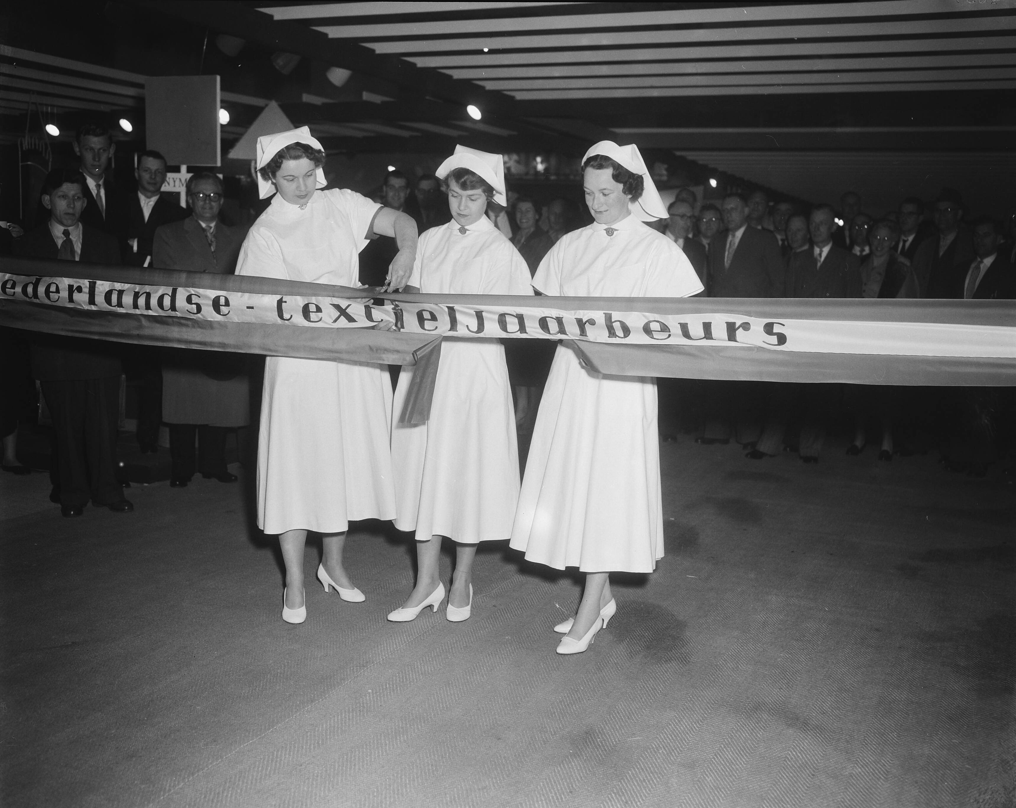 Fotocollectie Anefo — Opening van de Jaarbeurs in Utrecht — Foto: Pot, Harry / Anefo. Licentie: Set B: Rechtenvrij / Publiek Domein. Bron: Nationaal Archief. http://hdl.handle.net/10648/a95bed32-d0b4-102d-bcf8-003048976d84