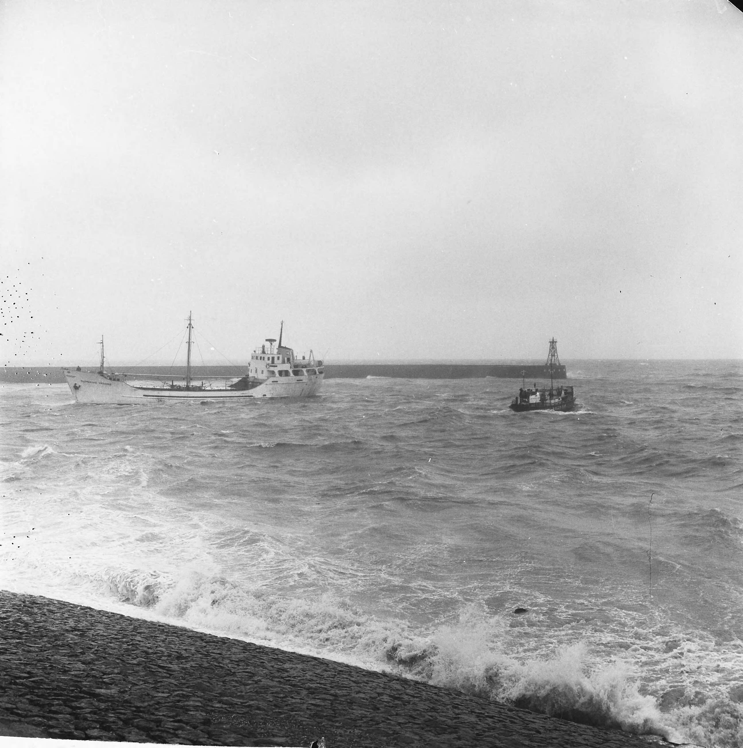 Fotocollectie Anefo — Coaster week uit naar Scheveningse haven bij windkracht 10. Reddingsboot Brandaris (rechts) was uitgevaren — Foto: Koch, Eric / Anefo. Licentie: Set B: Rechtenvrij / Publiek Domein. Bron: Nationaal Archief. http://hdl.handle.net/10648/aa4e8146-d0b4-102d-bcf8-003048976d84