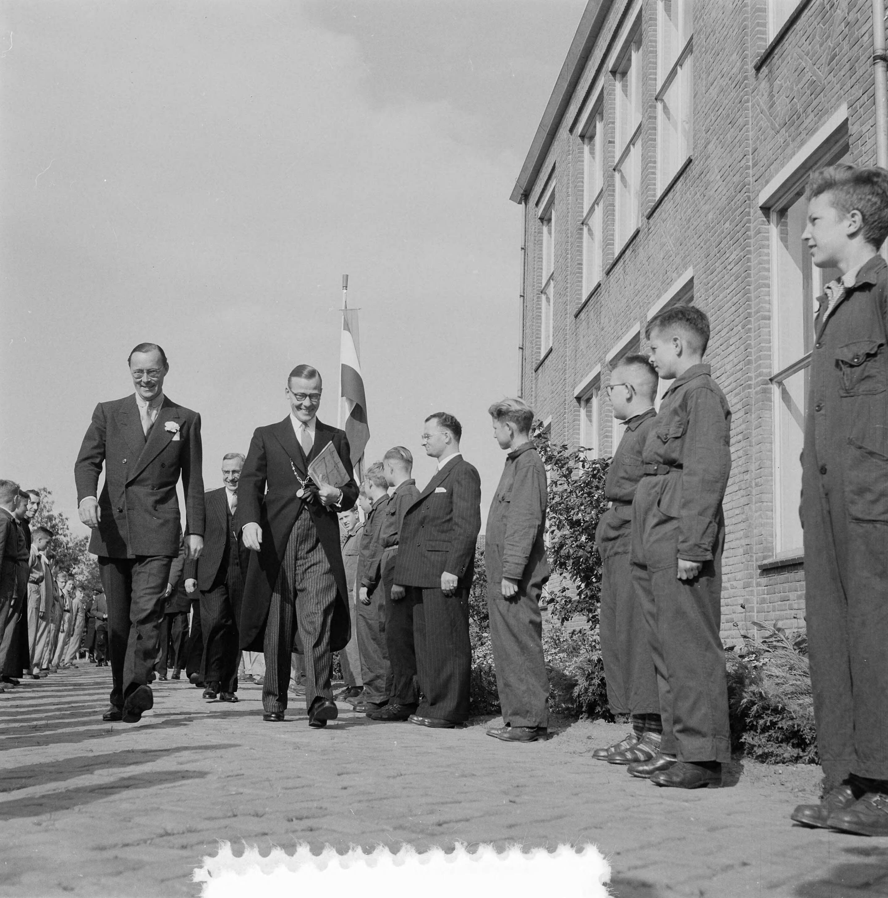 Prins Bernhard bezoekt West-Brabant — Prins Bernhard bezoekt industriegebied Etten-Leur. Bezoek aan ambachtsschool — Foto: Noske, J.D. / Anefo. Licentie: Set B: Rechtenvrij / Publiek Domein. Bron: Nationaal Archief. http://hdl.handle.net/10648/a93c108e-d0b4-102d-bcf8-003048976d84