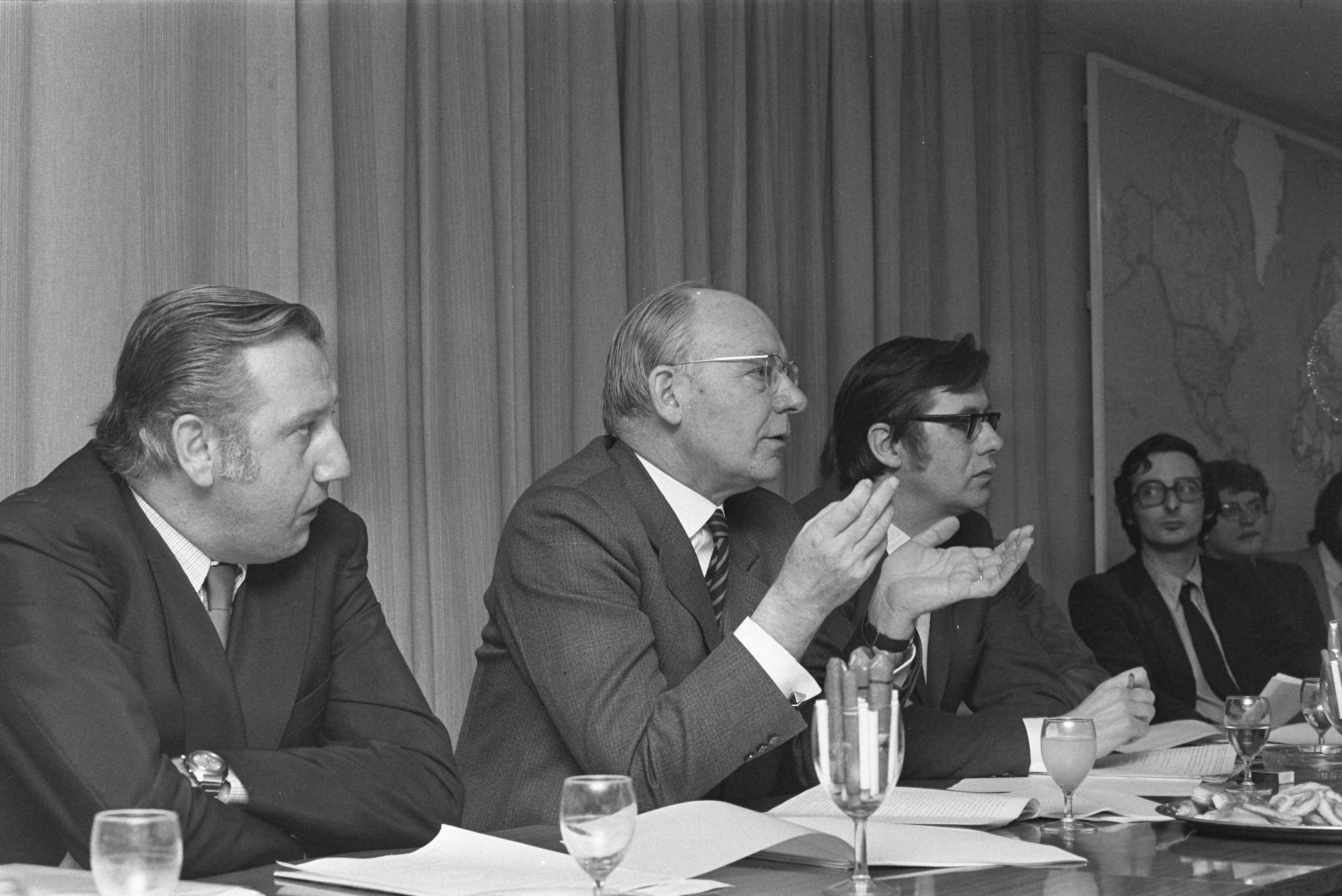 Fotocollectie Anefo — Gemeenschappelijk ontwerpregeringsprogramma PvdA, D66, PPR; toelichting in Nieuwspoort, Den Haag — Foto: Evers, Joost / Anefo. Licentie: Set B: Rechtenvrij / Publiek Domein. Bron: Nationaal Archief. http://hdl.handle.net/10648/abb4f3bc-d0b4-102d-bcf8-003048976d84