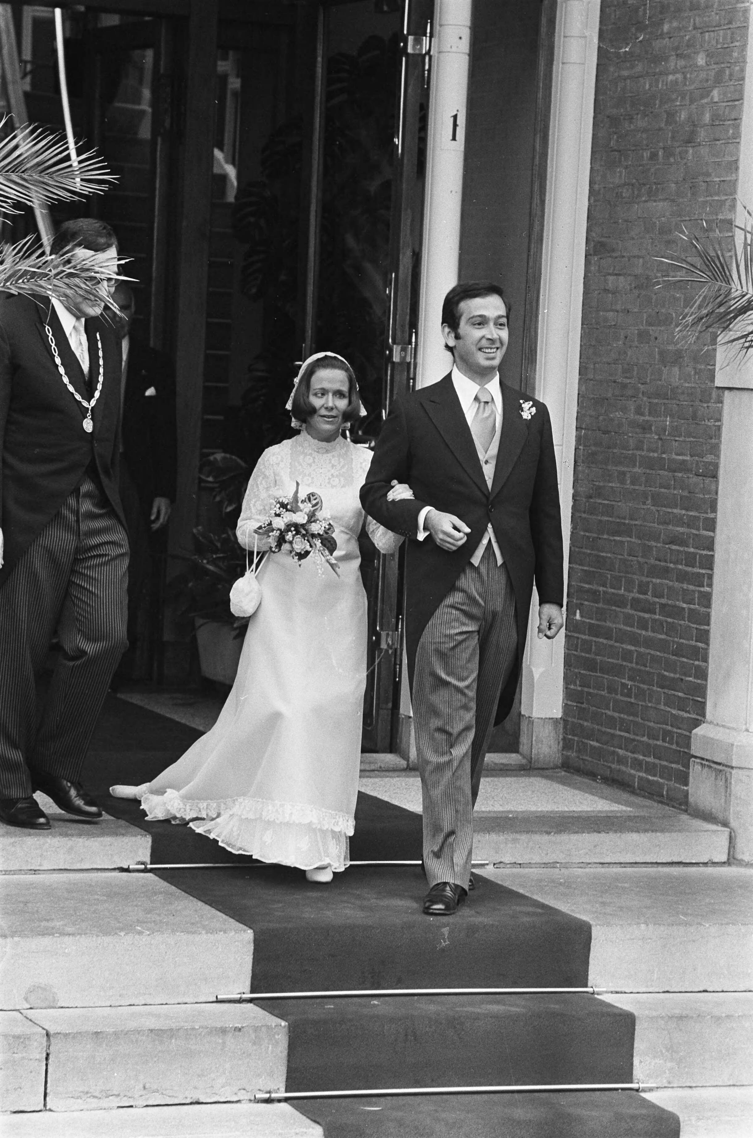 Huwelijk prinses Christina en Jorge Guillermo; de sluiting van het burgerlijk huwelijk in het stadhuis van Baarn — Prinses Christina en Jorge Guillermo bij het verlaten van het stadhuis — Foto: Meerdere fotografen / Anefo. Licentie: Set B: Rechtenvrij / Publiek Domein. Bron: Nationaal Archief. http://hdl.handle.net/10648/ac6c511a-d0b4-102d-bcf8-003048976d84
