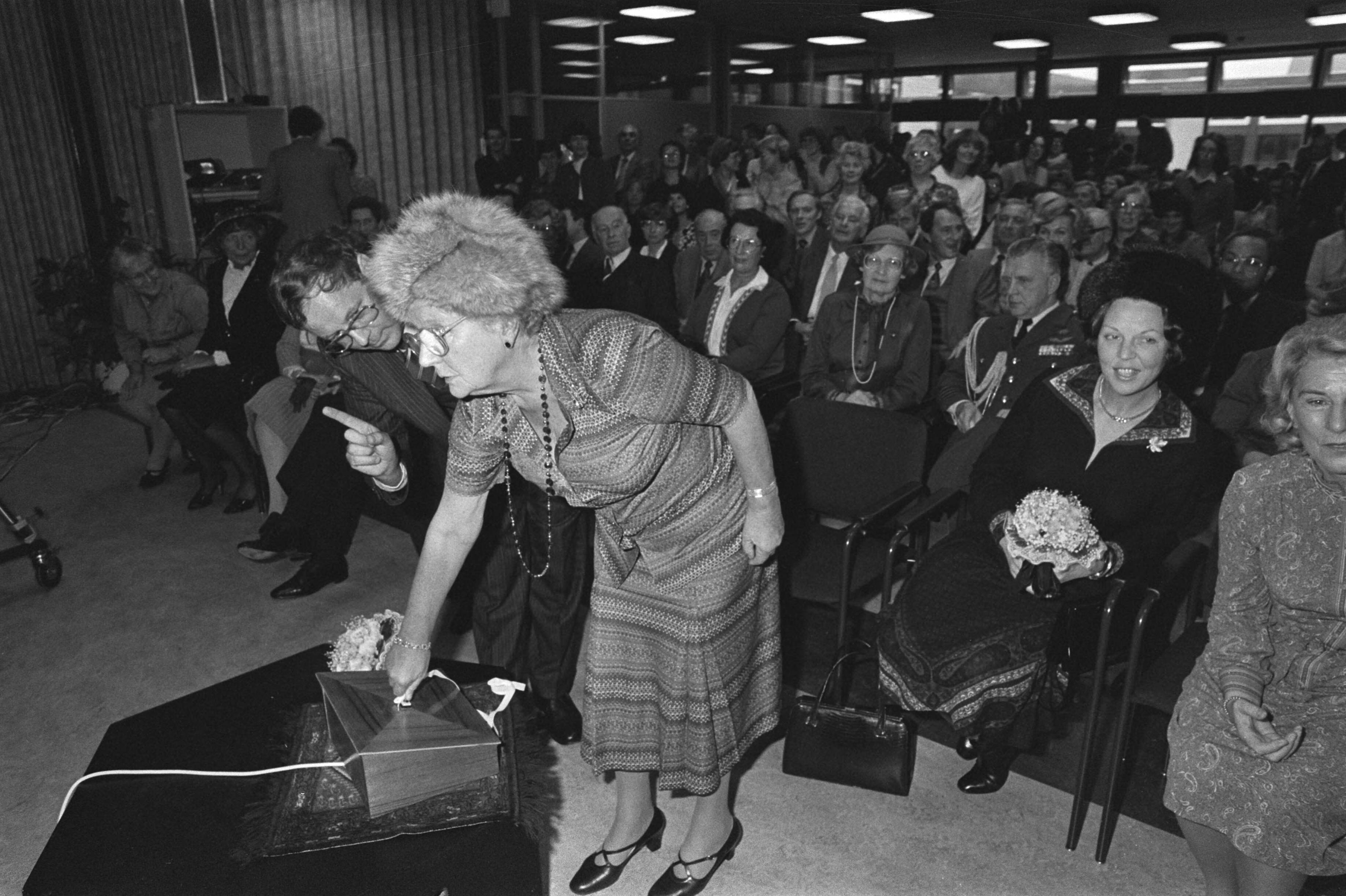 Christelijk Instituut voor dove jongeren "Effatha" in Zoetermeer door Juliana en Beatrix geopend — Prinses Juliana tijdens de openingshandeling — Foto: Antonisse, Marcel / Anefo. Licentie: Set B: Rechtenvrij / Publiek Domein. Bron: Nationaal Archief. http://hdl.handle.net/10648/ad07feee-d0b4-102d-bcf8-003048976d84