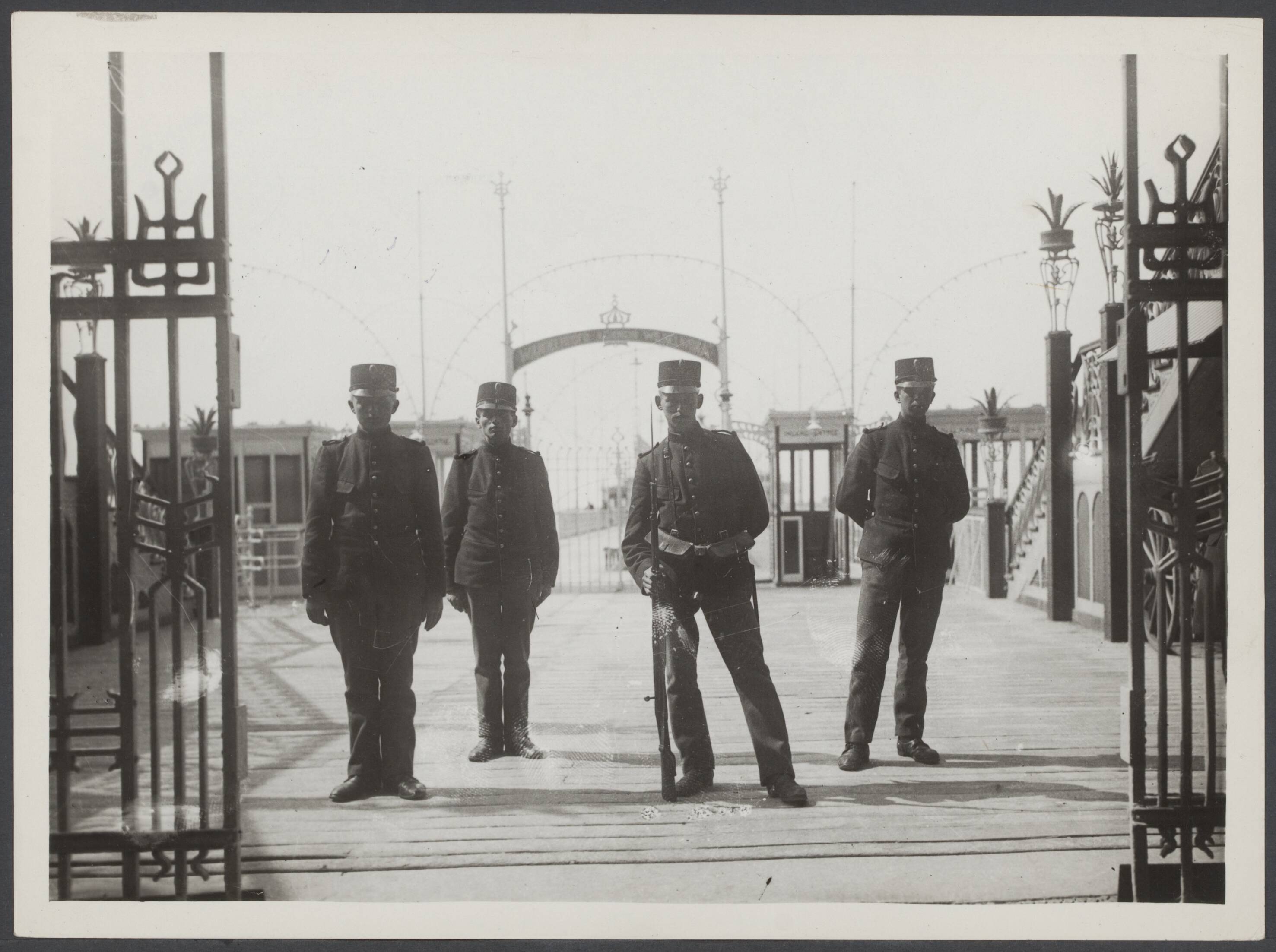 Mobilisatie, oorlogsverklaring, opkomst enz. — Nederland. Mobilisatie 1914-1918. De bewaking van de Pier te Scheveningen door Nederlandse soldaten — Foto: N.V. Vereenigde Fotobureaux. Licentie: Set B: Rechtenvrij / Publiek Domein. Bron: Nationaal Archief. http://hdl.handle.net/10648/ef9202fe-a90b-3730-90e9-94707929eeb3