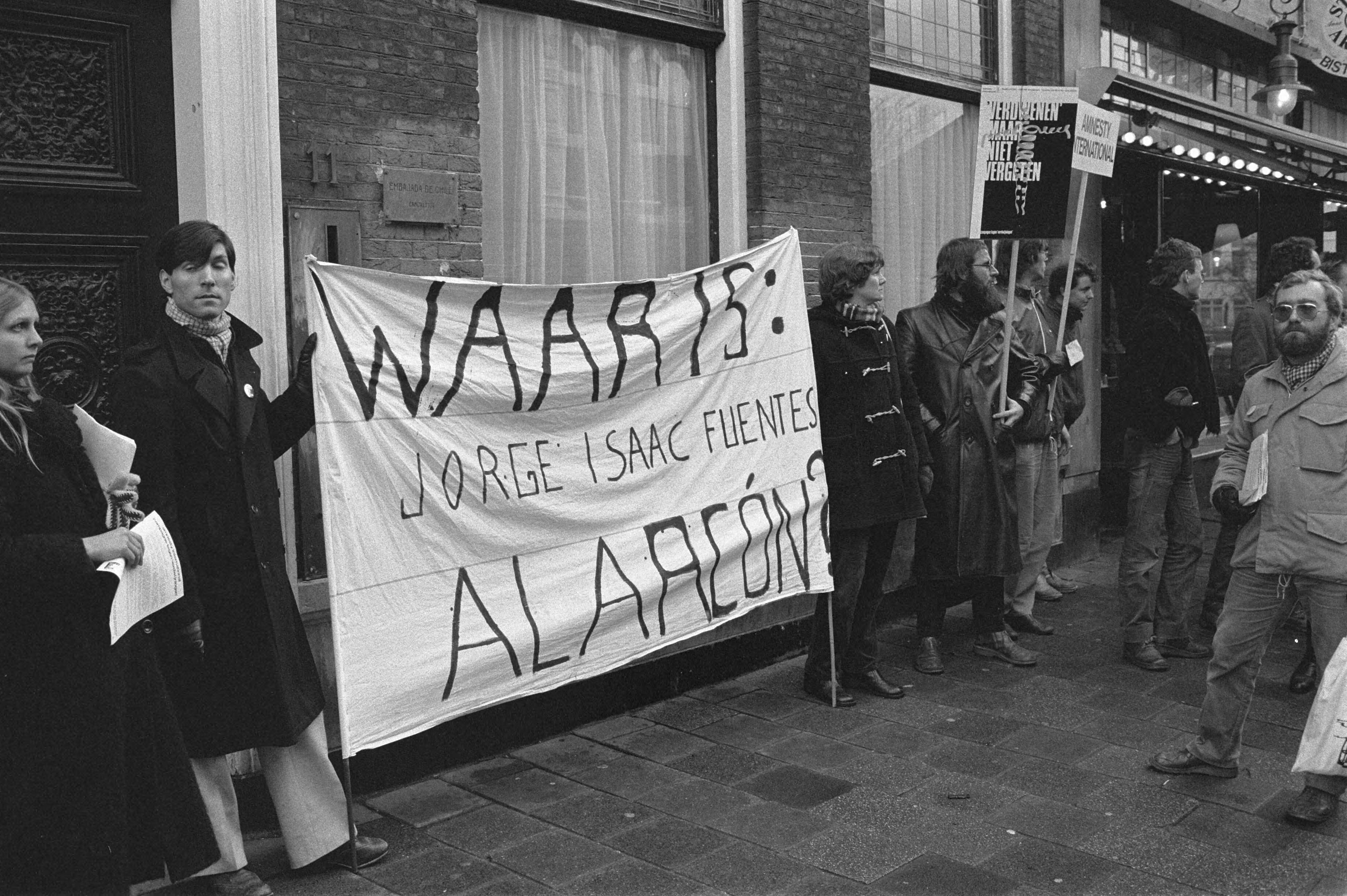 Fotocollectie Anefo — "Dag voor de mensenrechten" Amnesty International aktie tegen zgverdwijning Demonstranten in Den Haag langs diverse ambassades — Foto: Antonisse, Marcel / Anefo. Licentie: Set B: Rechtenvrij / Publiek Domein. Bron: Nationaal Archief. http://hdl.handle.net/10648/ad0aea6e-d0b4-102d-bcf8-003048976d84