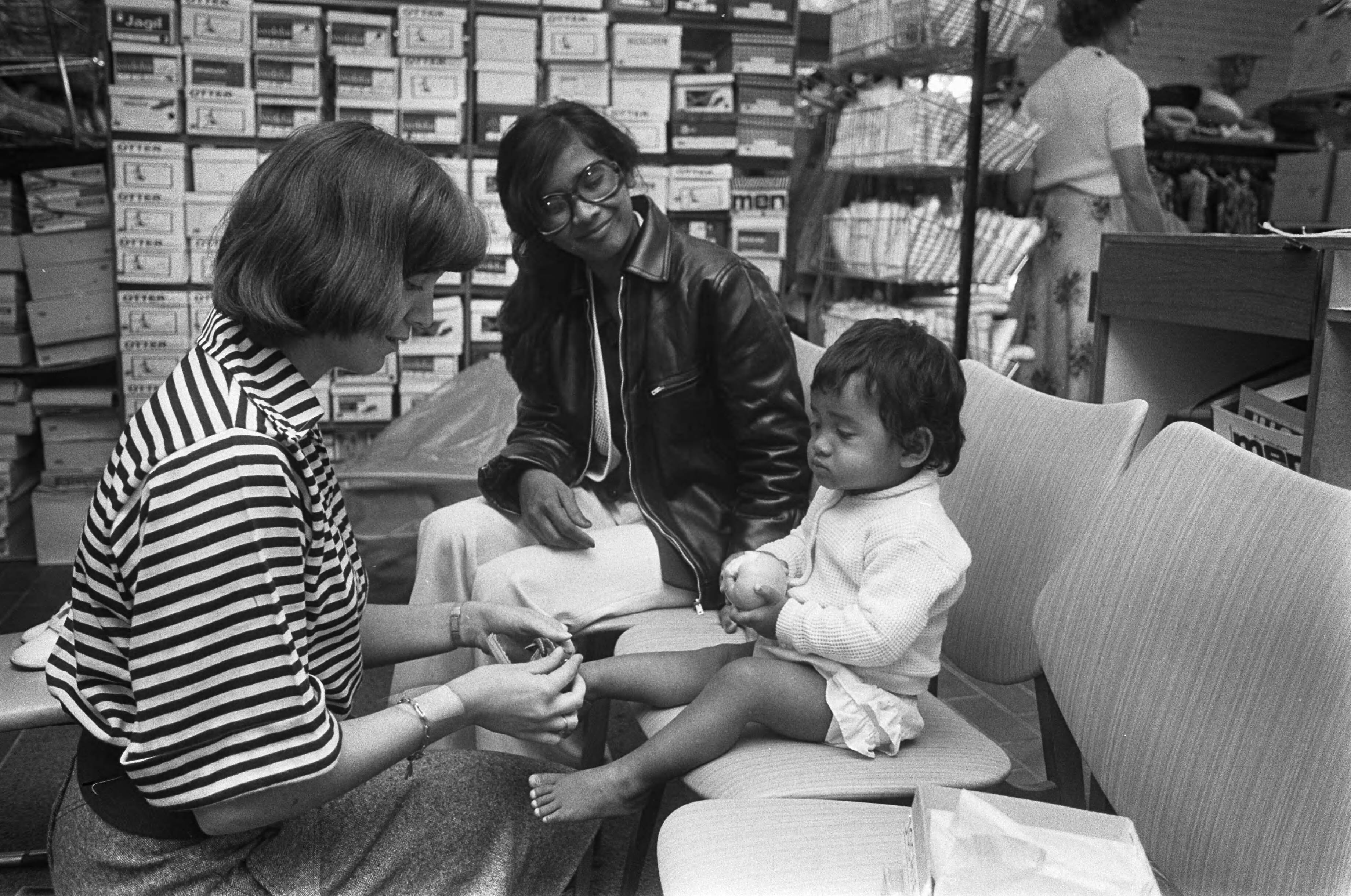 Fotocollectie Anefo — Aankomst Surinamers op vliegveld Schiphol en opvang in het Witte Huis te Soest; uitreiking kleding, schoeisel in Witte Huis — Foto: Peters, Hans / Anefo. Licentie: Set B: Rechtenvrij / Publiek Domein. Bron: Nationaal Archief. http://hdl.handle.net/10648/ac719256-d0b4-102d-bcf8-003048976d84