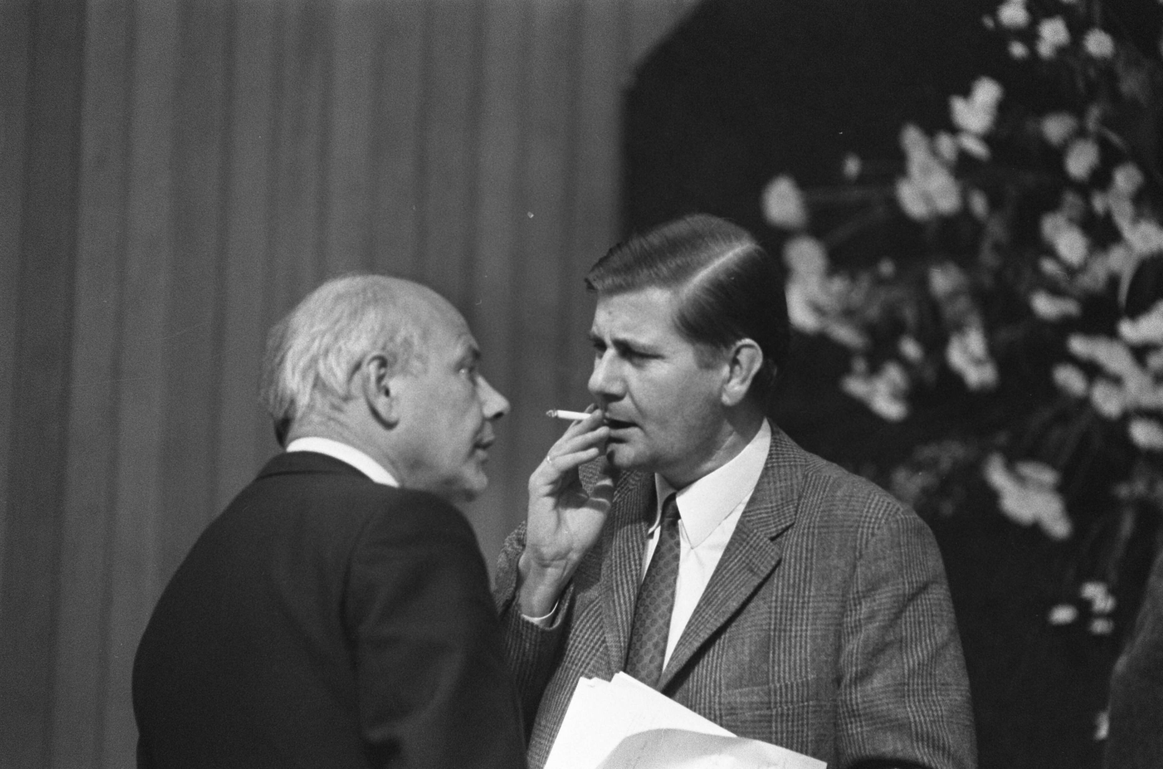 Fotocollectie Anefo — PVDA-congres tweede dag te Groningen. Nummers 9.10.11 Links Den Uyl en rechts Eysink — Foto: Evers, Joost / Anefo. Licentie: Set B: Rechtenvrij / Publiek Domein. Bron: Nationaal Archief. http://hdl.handle.net/10648/ab898f74-d0b4-102d-bcf8-003048976d84