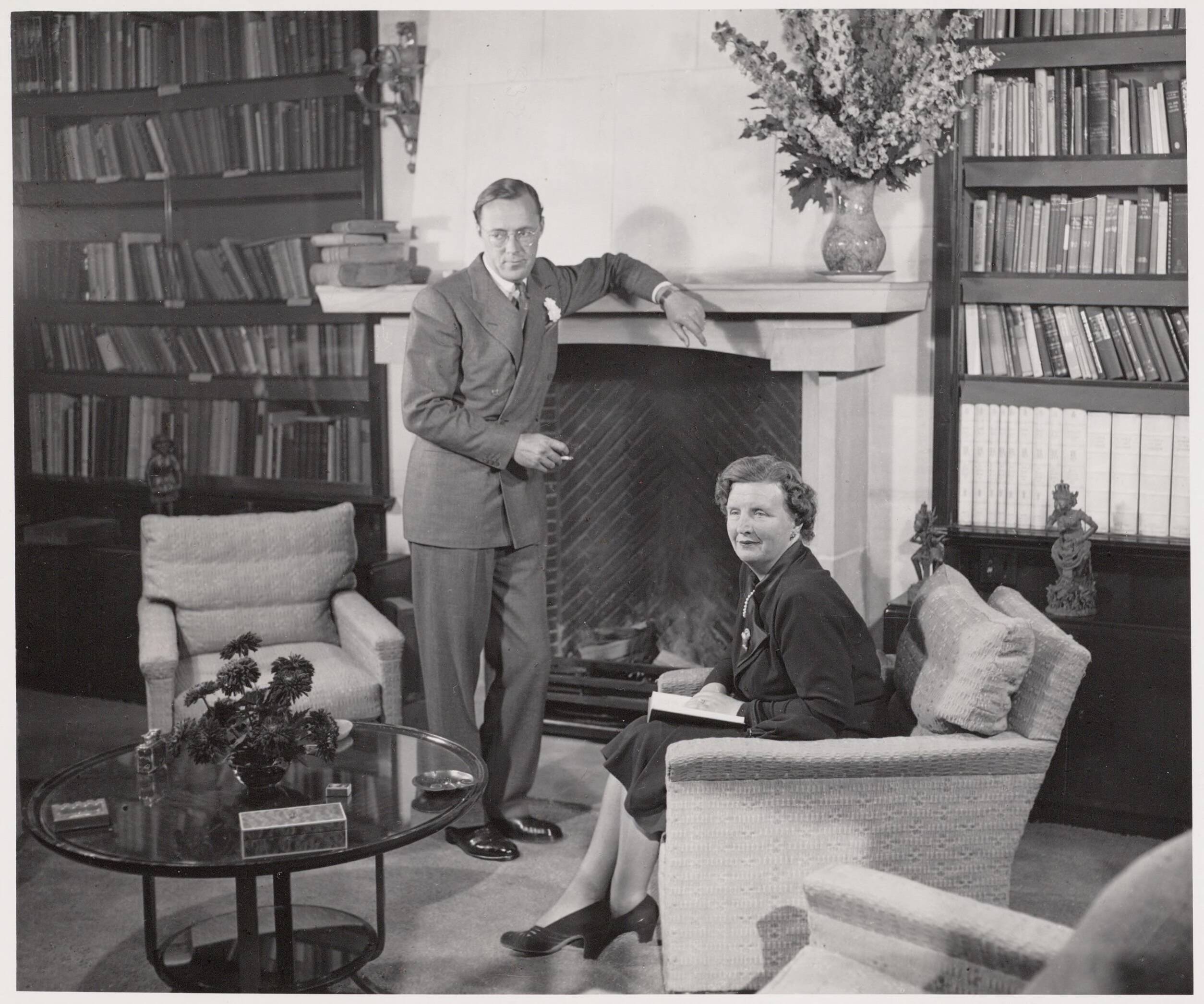 Fotocollectie RVD / Koninklijk Huis — Koningin Juliana en prins Bernhard in de bibliotheek van Paleis Soestdijk — Foto: Woldringh, Meinard / RVD. Licentie: Set B: Rechtenvrij / Publiek Domein. Bron: Nationaal Archief. http://hdl.handle.net/10648/afac5820-d0b4-102d-bcf8-003048976d84