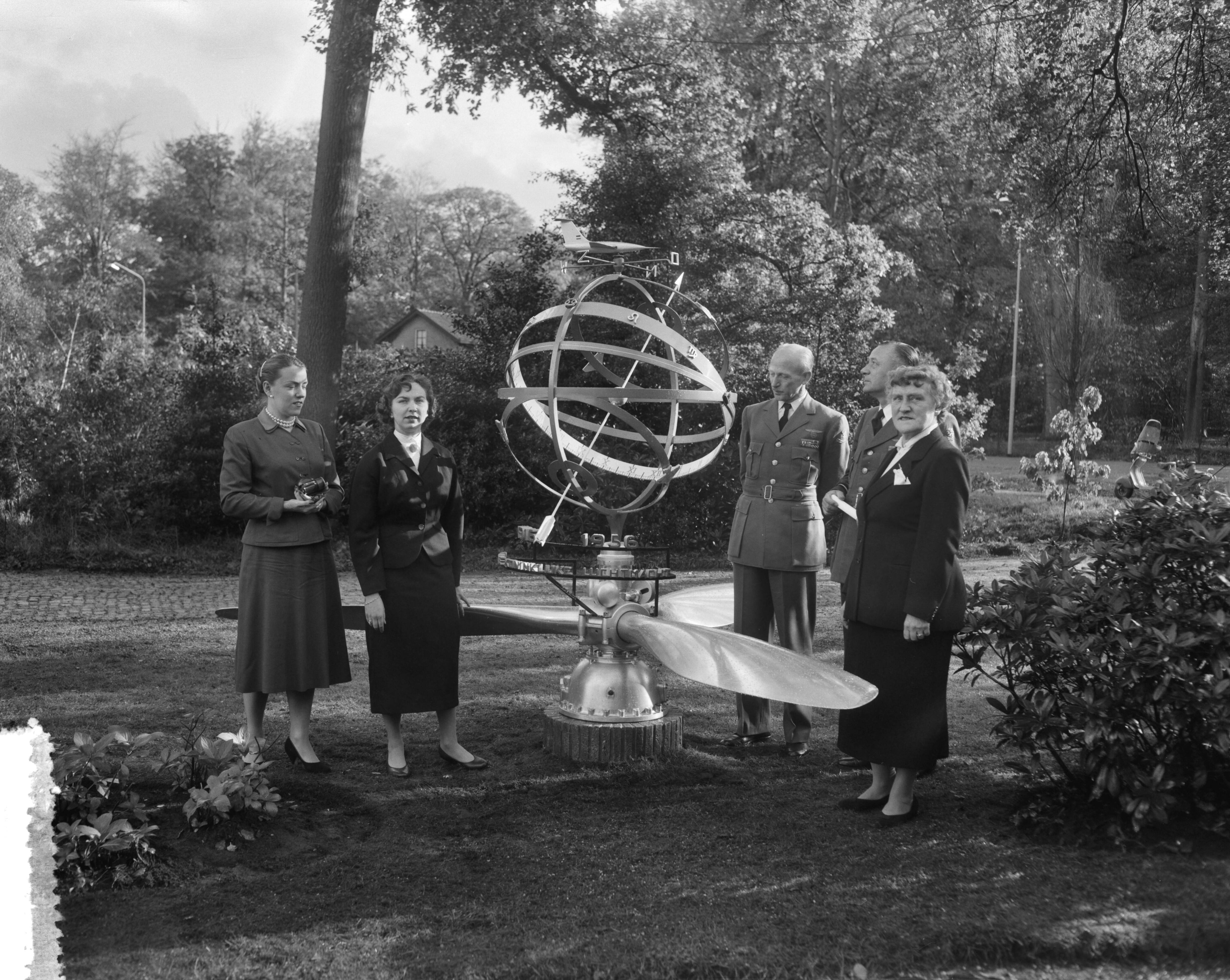 Fotocollectie Anefo — Een deputatie van de Koninklijke Luchtmacht heeft aan de scheidende luitenant-generaal-waarnemer Anton Baretta, chef Luchtmachtstaf, een door J.F. Doeve ontworpen zonnewijzer aangeboden. In de tuin van landgoed De Hartekamp te Wassenaar, vlnr. twee dochters van de generaal (Eaklin-Baretta en Tazelaar-Baretta), generaal-majoor H. Schaper, luitenant-generaal A. Baretta, mevr. Baretta-De Bruyn — Foto: Pot, Harry / Anefo. Licentie: Set B: Rechtenvrij / Publiek Domein. Bron: Nationaal Archief. http://hdl.handle.net/10648/a9519af8-d0b4-102d-bcf8-003048976d84