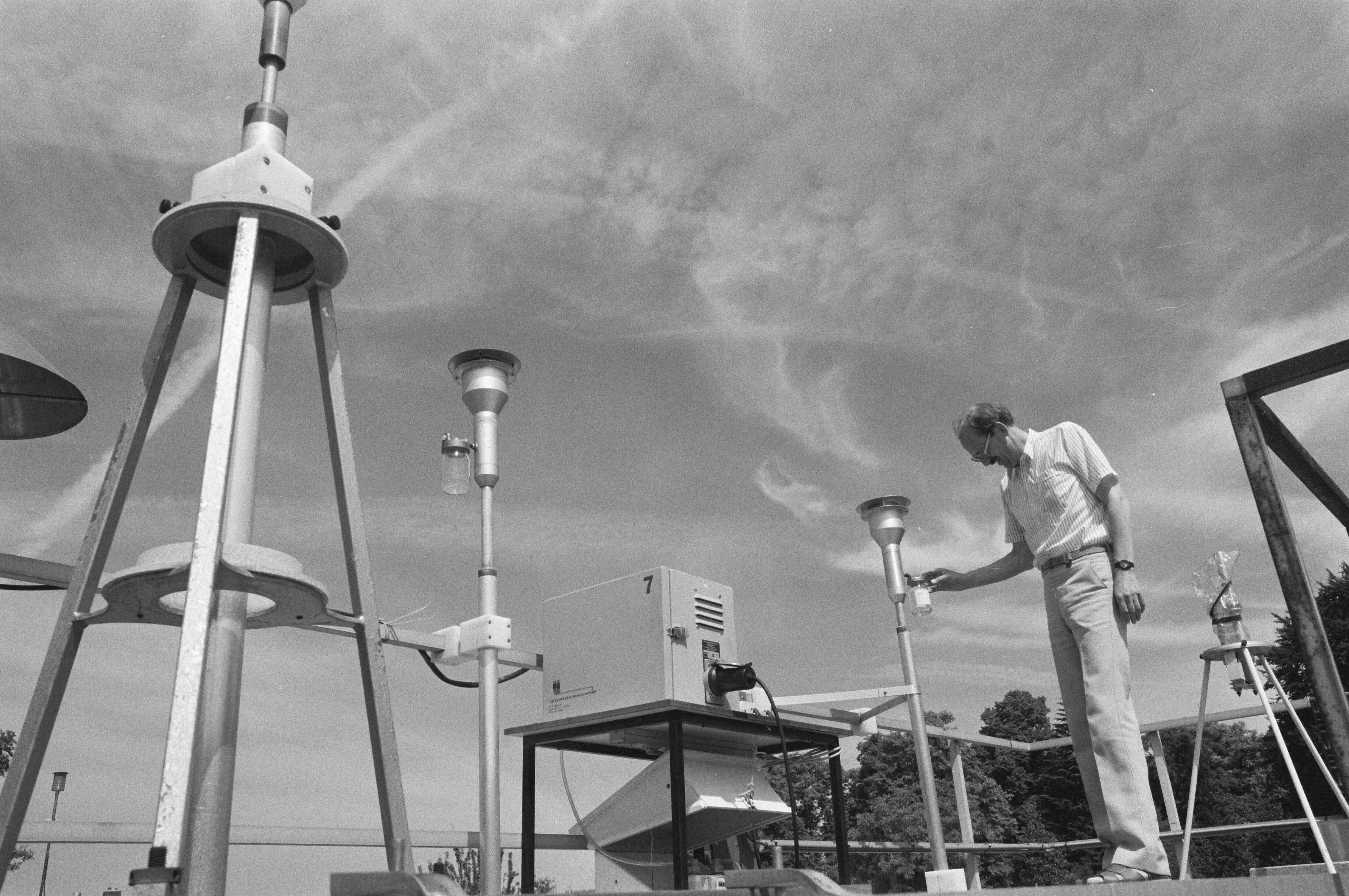 RIVM (Rijksinstituut voor Volksgezondheid en Milieuhygiëne) in Bilthoven i.v.m. smogvorming — Apparatuur voor het meten van ozon en stikstofdioxide — Foto: Croes, Rob C. / Anefo. Licentie: Set B: Rechtenvrij / Publiek Domein. Bron: Nationaal Archief. http://hdl.handle.net/10648/ad7359a0-d0b4-102d-bcf8-003048976d84