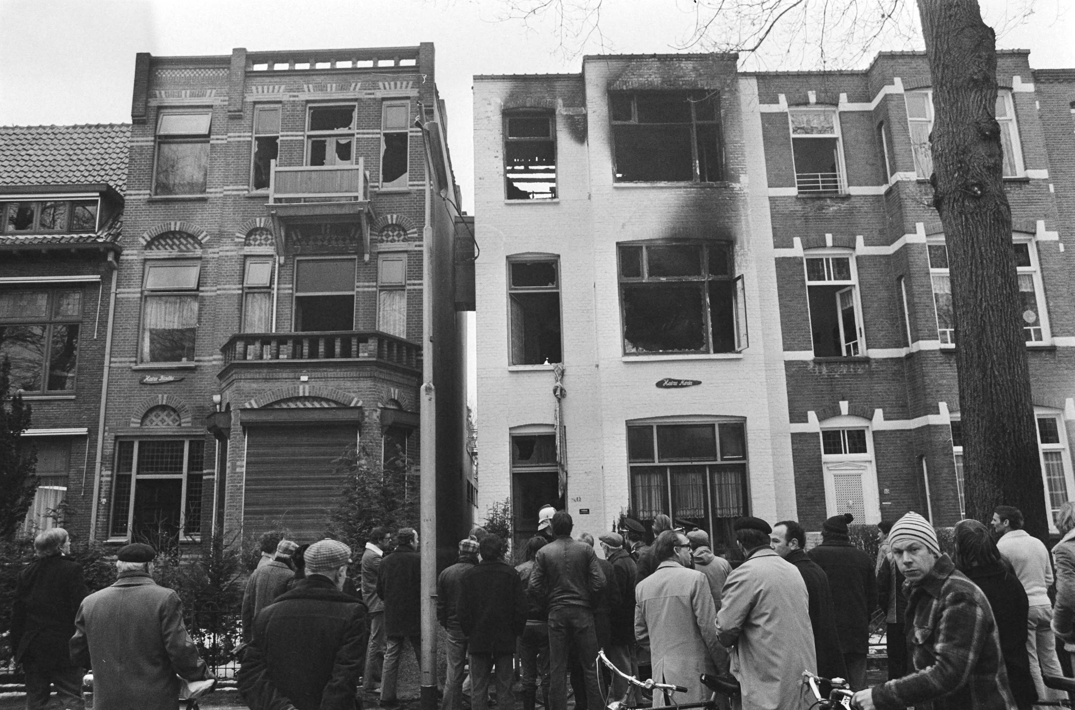 Zes doden bij de brand in een bejaardenpension in Breda — De twee uitgebrande panden — Foto: Pereira, Fernando / Anefo. Licentie: Set B: Rechtenvrij / Publiek Domein. Bron: Nationaal Archief. http://hdl.handle.net/10648/acc4d97a-d0b4-102d-bcf8-003048976d84