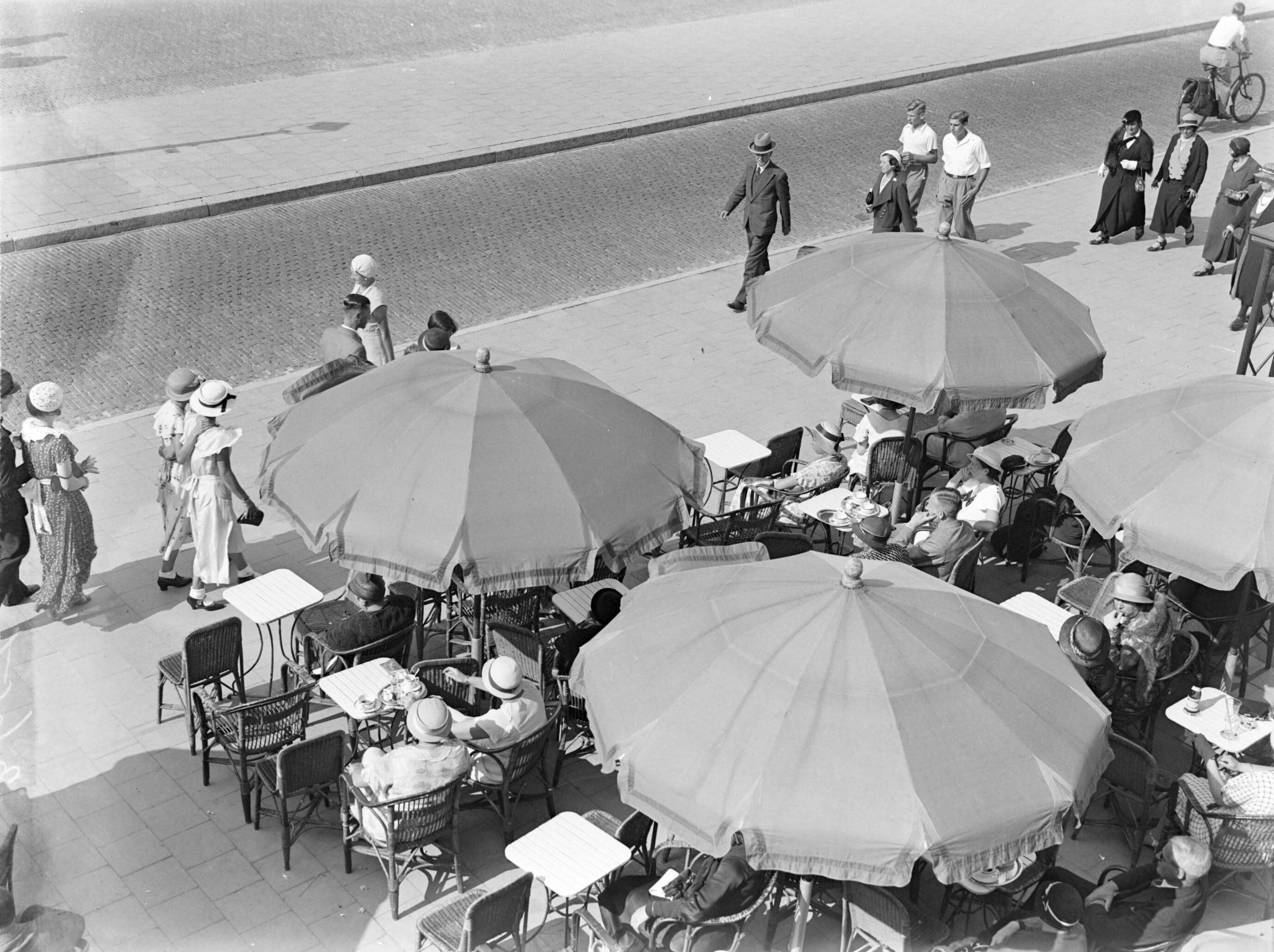 Scheveningen. — Uitzicht op een terras op de boulevard in Scheveningen — Foto: Poll, Willem van de. Licentie: Set B: Rechtenvrij / Publiek Domein. Bron: Nationaal Archief. http://hdl.handle.net/10648/ae9ace80-d0b4-102d-bcf8-003048976d84