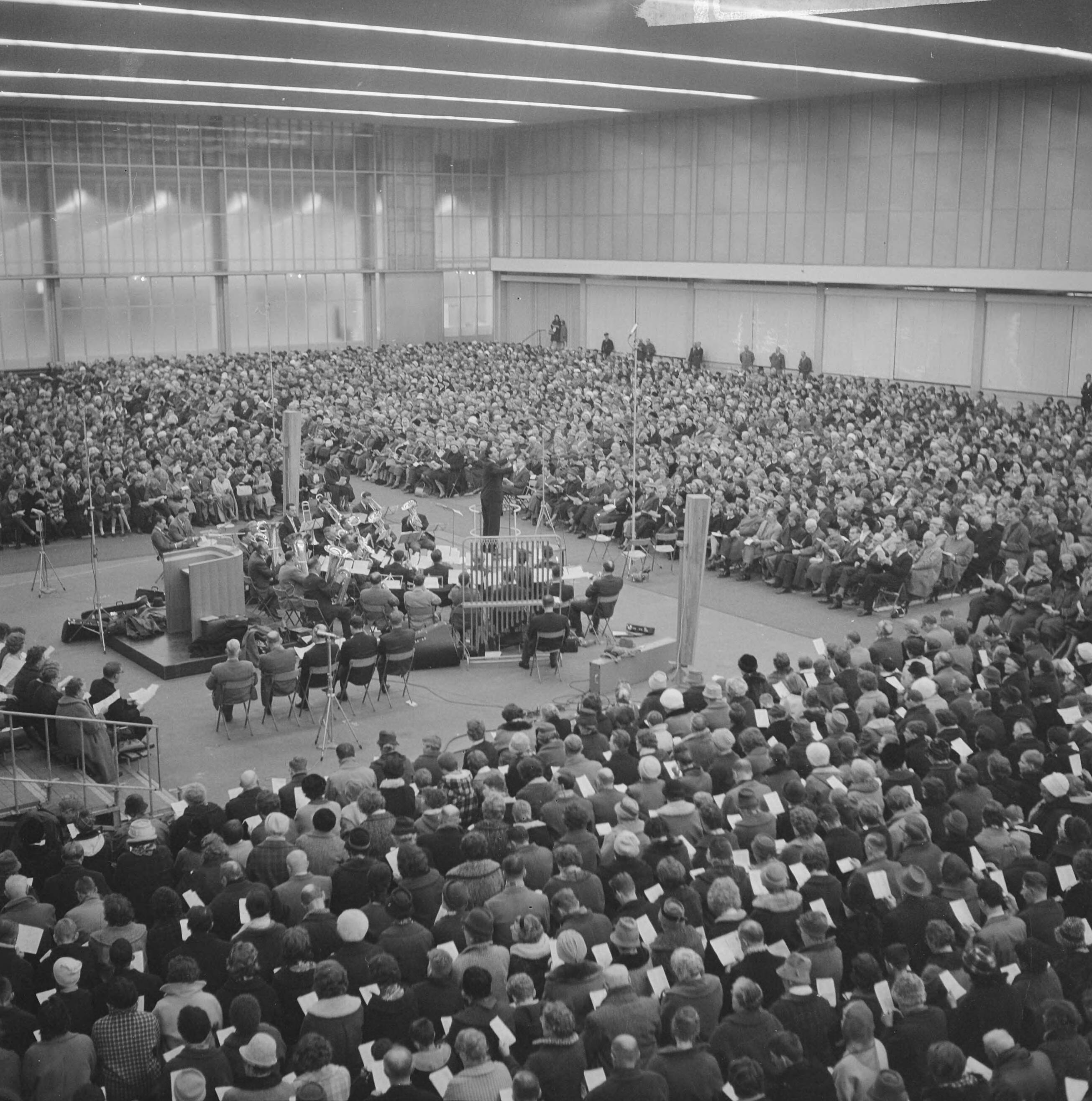 Fotocollectie Anefo — Massale volkskerstzang in de Zuidhal van het RAI-gebouw te Amsterdam — Foto: Nijs, Jac. de / Anefo. Licentie: Set B: Rechtenvrij / Publiek Domein. Bron: Nationaal Archief. http://hdl.handle.net/10648/aa23854a-d0b4-102d-bcf8-003048976d84