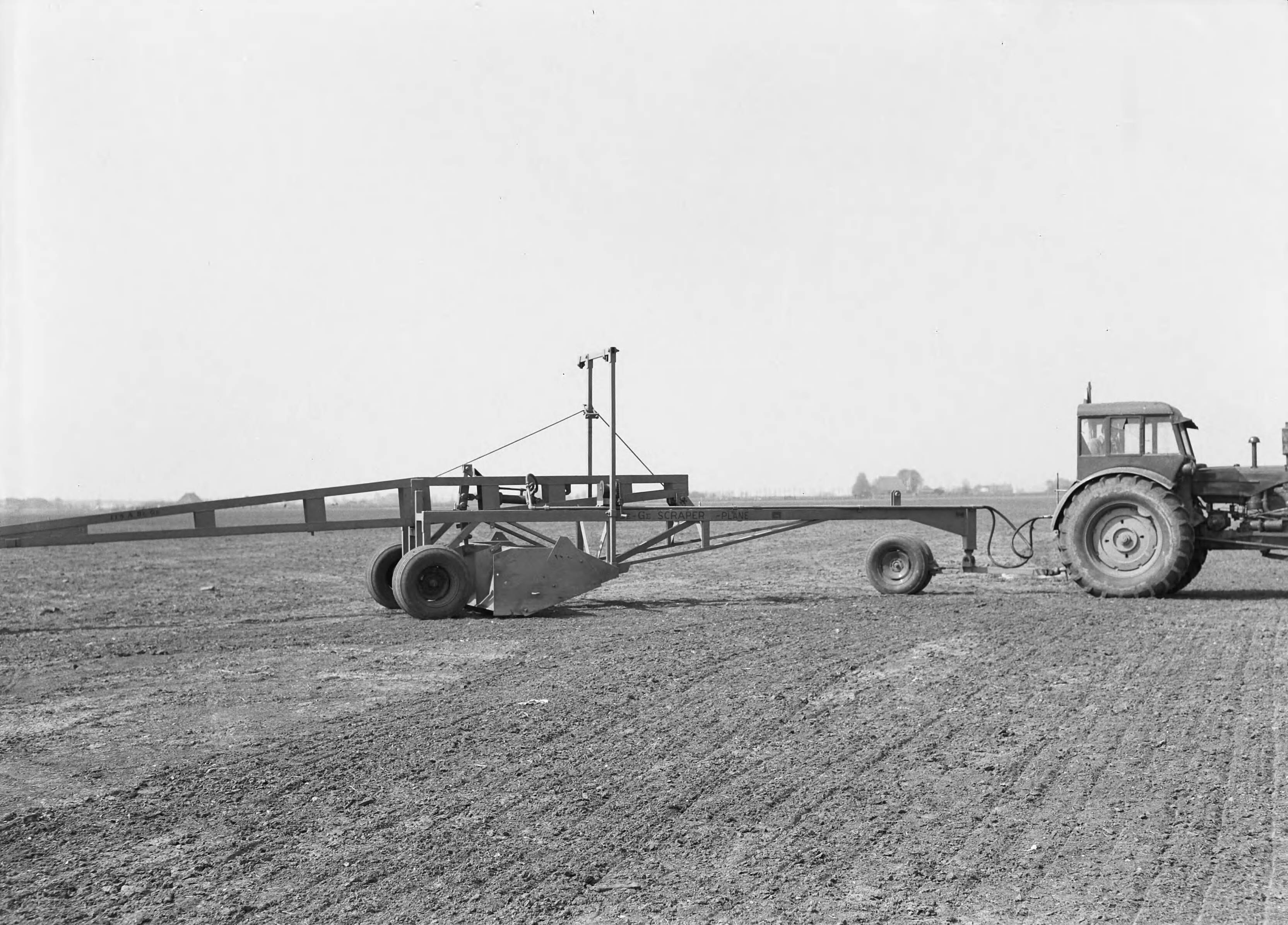 Fotocollectie Nederlandse Heidemaatschappij — Scraperplane op vliegveld Leeuwarden — Foto: Nijhof, [...] / Heidemij. Licentie: Set B: Rechtenvrij / Publiek Domein. Bron: Nationaal Archief. http://hdl.handle.net/10648/ae6e1c14-d0b4-102d-bcf8-003048976d84