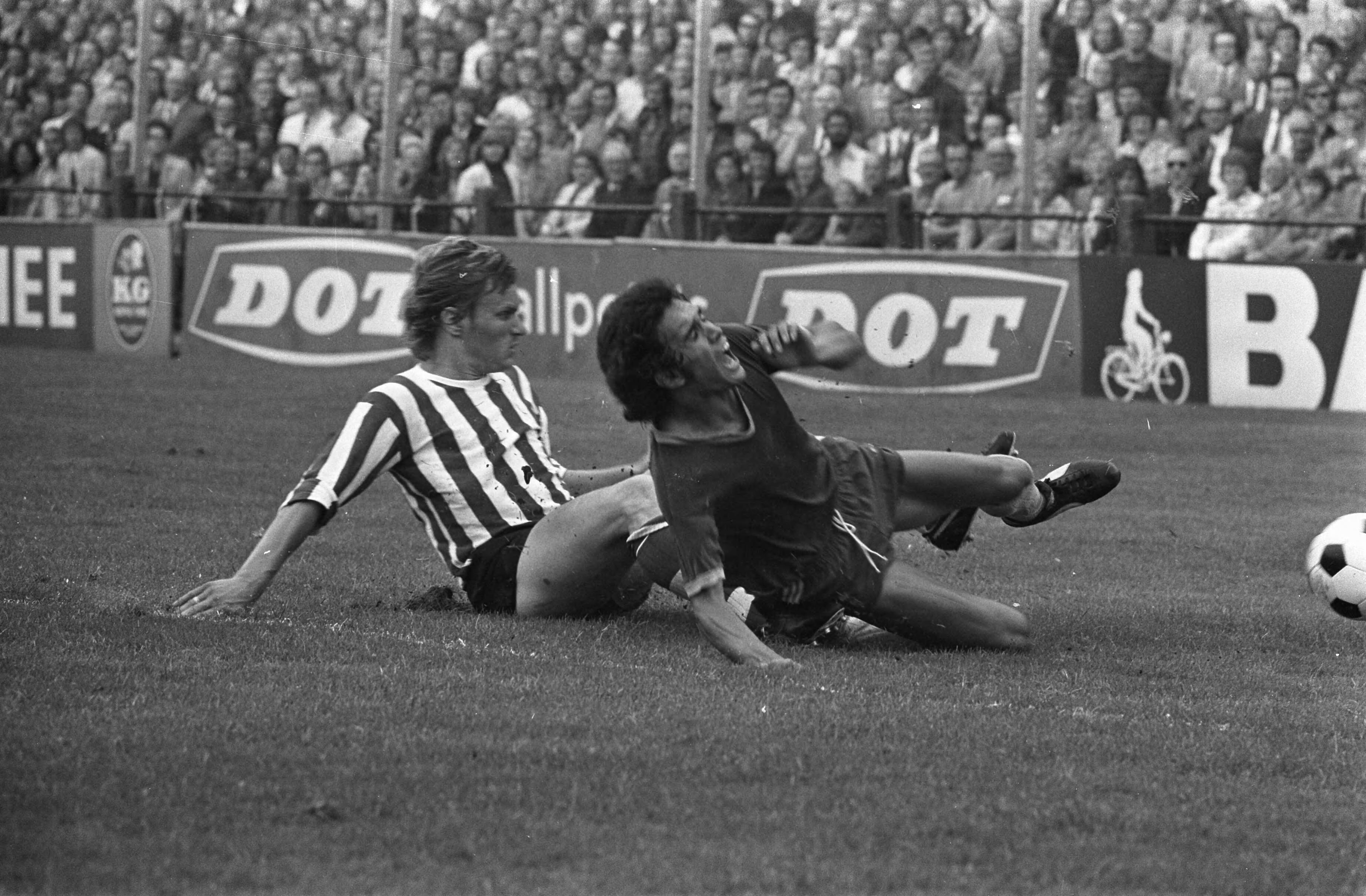 Fotocollectie Anefo — Den Haag tegen Sparta 1-1, Venneker (links) en Hans van Eeden in aktie — Foto: Punt, W. / Anefo. Licentie: Set B: Rechtenvrij / Publiek Domein. Bron: Nationaal Archief. http://hdl.handle.net/10648/abf236fa-d0b4-102d-bcf8-003048976d84