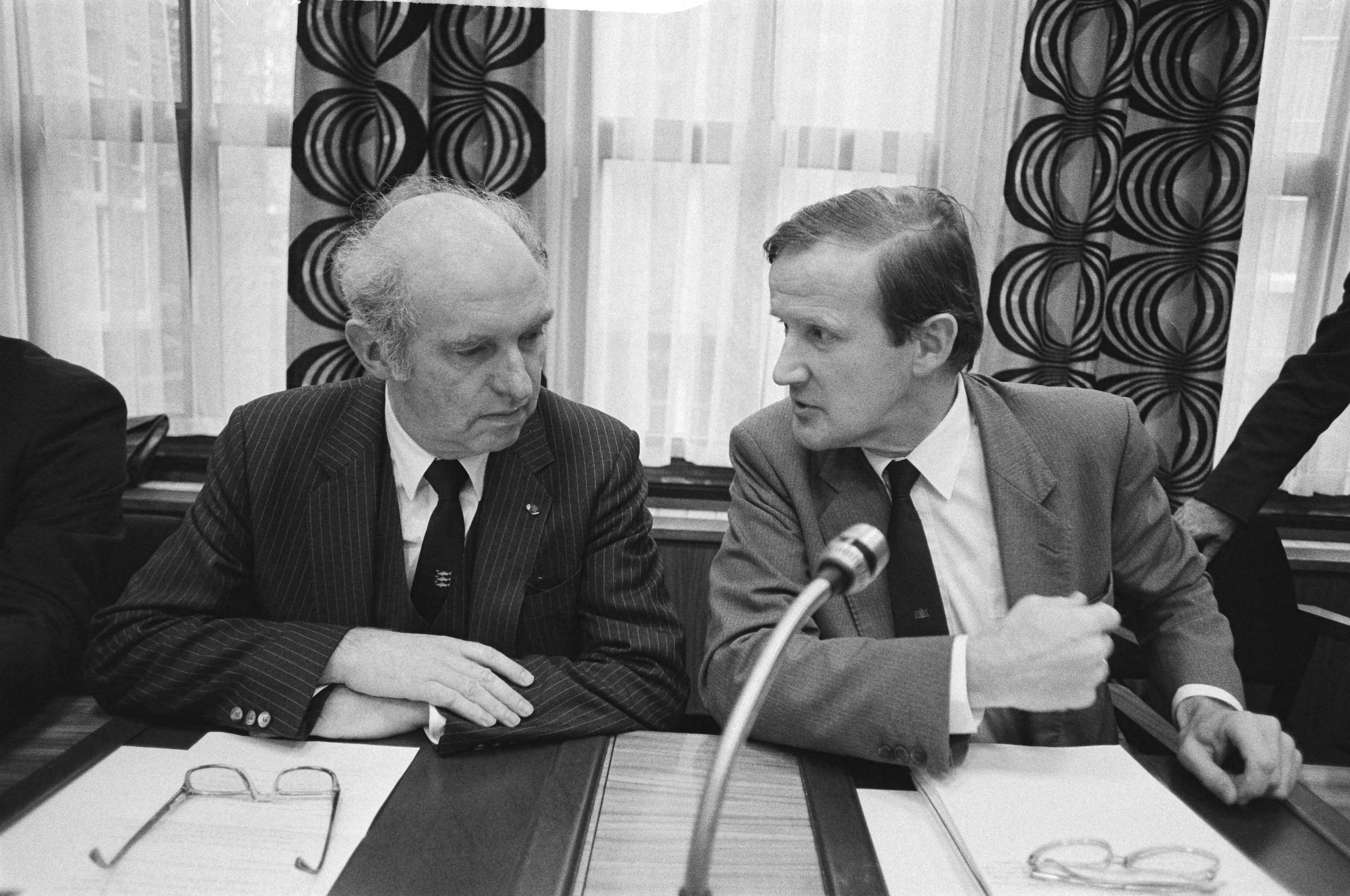 Fotocollectie Anefo — Tweede Kamer : hoorzitting PTT-verhuizing; CdK Patijn en burgemeester Schols ( Den Haag ) — Foto: Bogaerts, Rob / Anefo. Licentie: Set B: Rechtenvrij / Publiek Domein. Bron: Nationaal Archief. http://hdl.handle.net/10648/ad3f8b16-d0b4-102d-bcf8-003048976d84