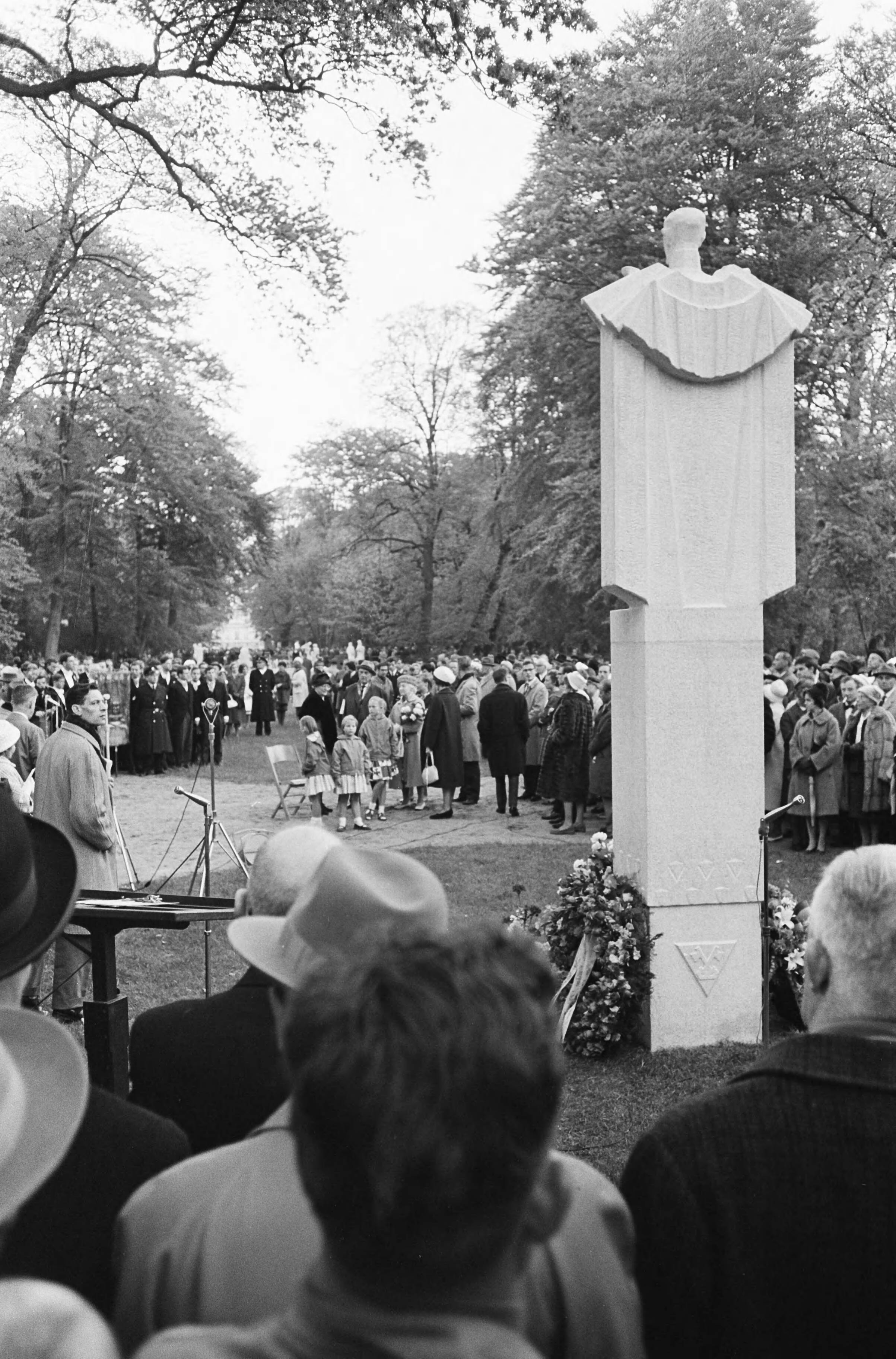 Fotocollectie Anefo — Hildebrandmonument onthuld in de Haarlemmerhout te Haarlem — Foto: Pot, Harry / Anefo. Licentie: Set B: Rechtenvrij / Publiek Domein. Bron: Nationaal Archief. http://hdl.handle.net/10648/aa0aed64-d0b4-102d-bcf8-003048976d84