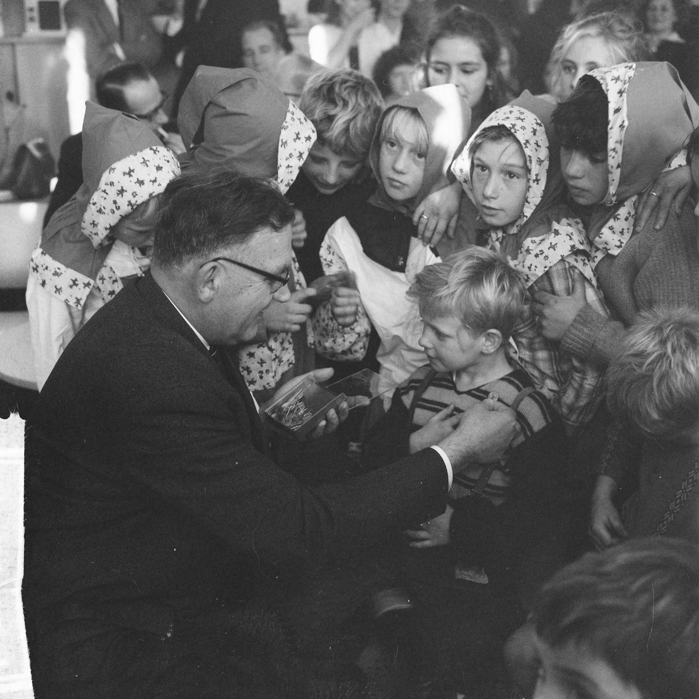 Fotocollectie Anefo — Actie "Opgeruimd staat netjes", kinderen in Den Haag ontvangen van dhr. Veldkamp een speldje — Foto: Koch, Eric / Anefo. Licentie: Set B: Rechtenvrij / Publiek Domein. Bron: Nationaal Archief. http://hdl.handle.net/10648/aa1e302c-d0b4-102d-bcf8-003048976d84