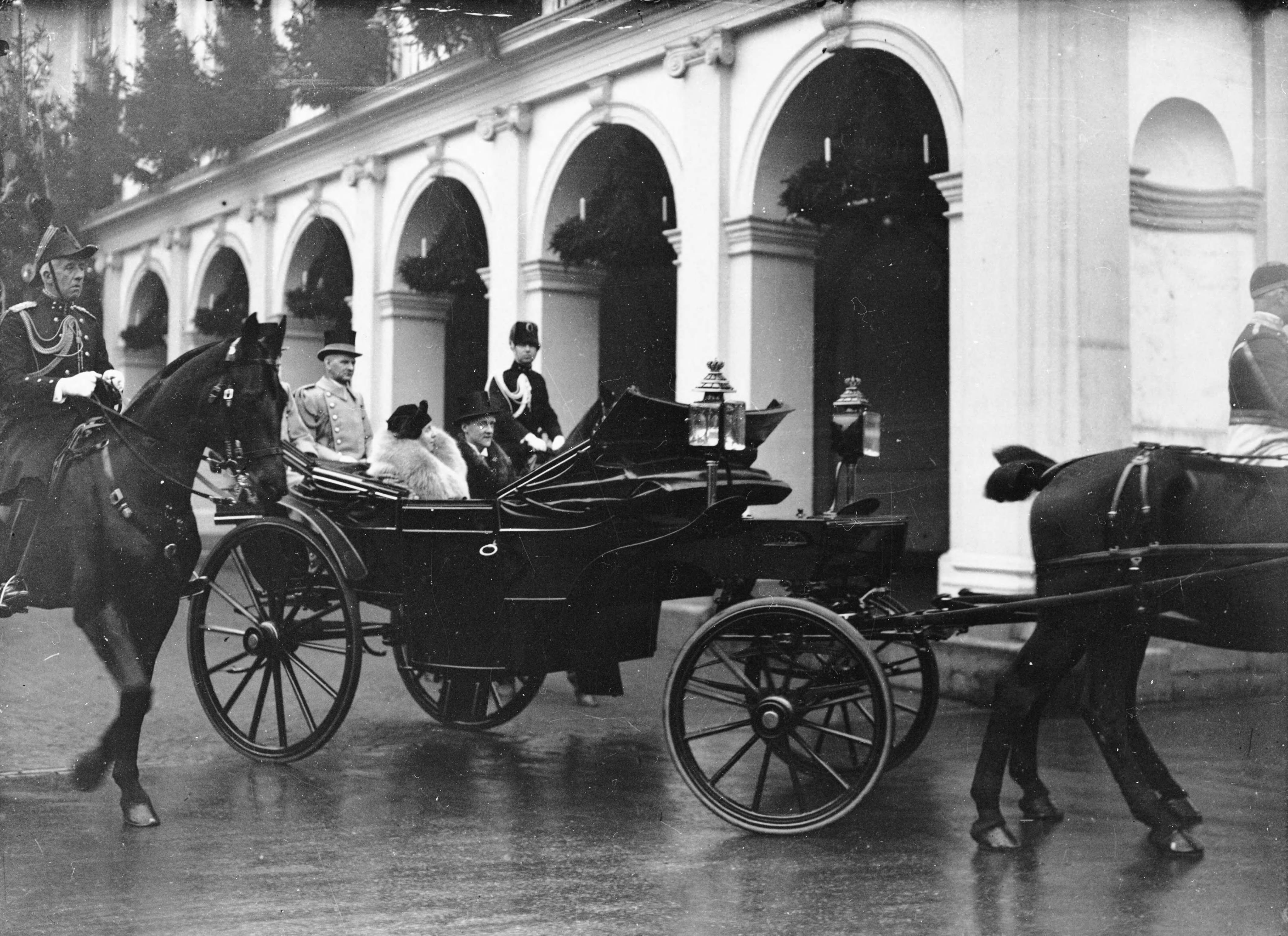 Fotocollectie RVD / Koninklijk Huis — Koningin Wilhelmina met prins Aschwin, broer van prins Bernhard, vertrekken per open koets vanaf paleis Noordeinde voor een rijtoer door Den Haag, dinsdag 29 december 1936 — Foto: Rousel (repro) / RVD. Licentie: Set B: Rechtenvrij / Publiek Domein. Bron: Nationaal Archief. http://hdl.handle.net/10648/afb2e4e2-d0b4-102d-bcf8-003048976d84
