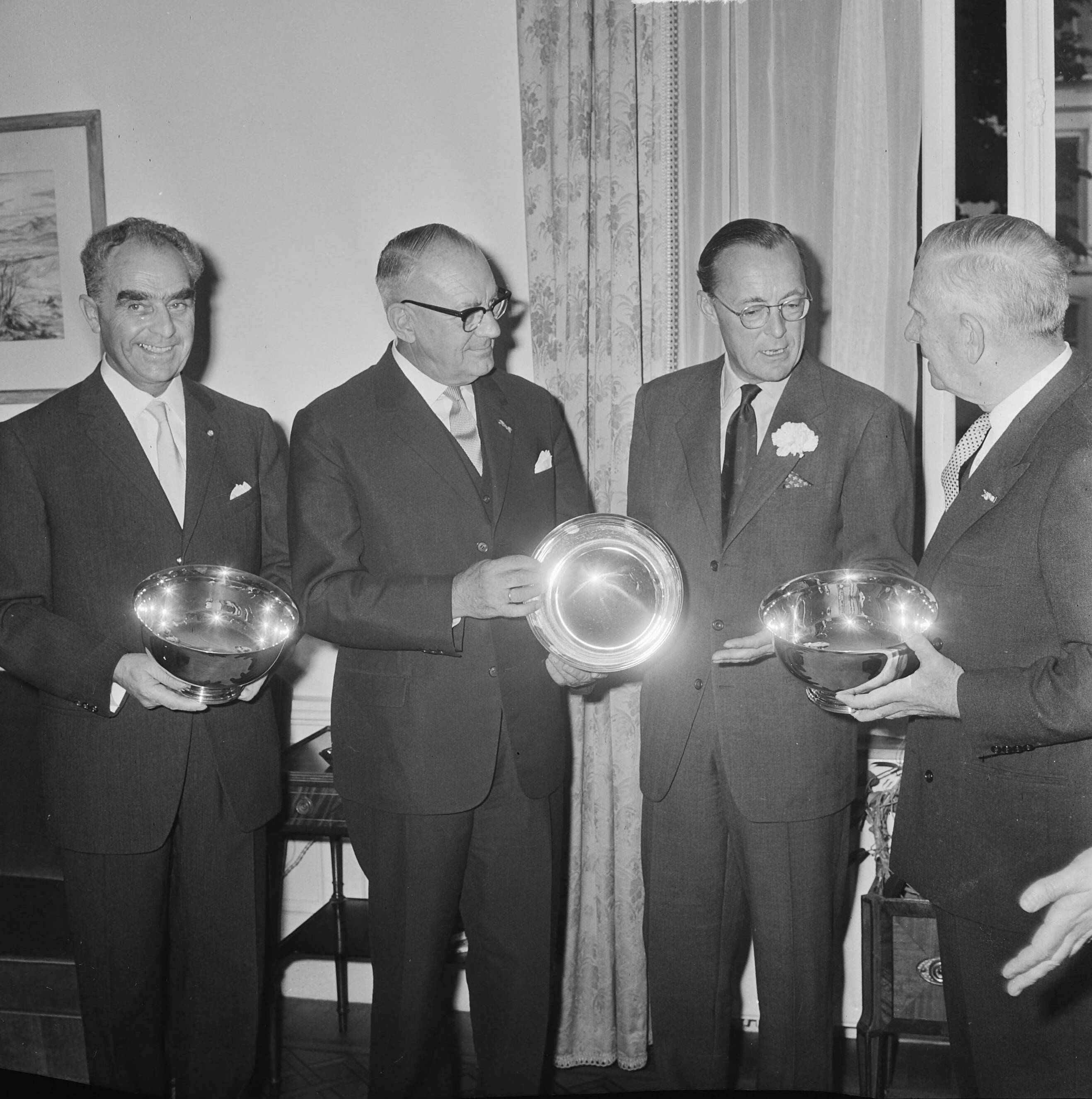 Fotocollectie Anefo — Uitreiking Peter Stuyvesant prijzen in het huis Amerika zaakgelastigde mr. Fisher te Den Haag , v.l.n.r. mr. H. Drugin (fokkerfabriek), dr. J. Meynen — Foto: Koch, Eric / Anefo. Licentie: Set B: Rechtenvrij / Publiek Domein. Bron: Nationaal Archief. http://hdl.handle.net/10648/aa7b2fca-d0b4-102d-bcf8-003048976d84