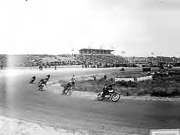 Fotocollectie Anefo — Auto- en motorraces op het circuit van Zandvoort. Motorraces — Foto: Merk, Ben / Anefo. Licentie: Set B: Rechtenvrij / Publiek Domein. Bron: Nationaal Archief. http://hdl.handle.net/10648/a8c9cb1e-d0b4-102d-bcf8-003048976d84