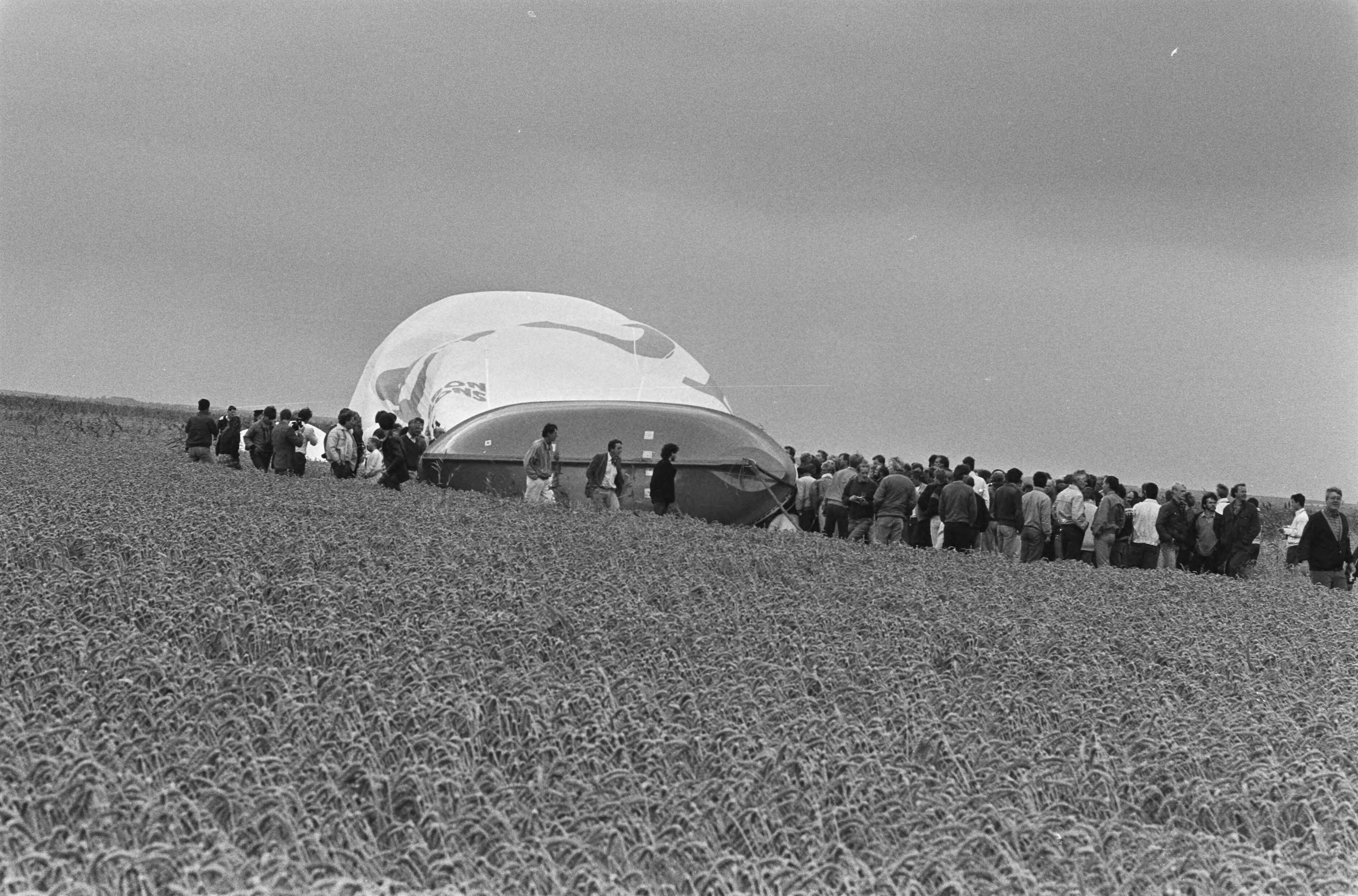 Fotocollectie Anefo — Landing ballon "Dutch Viking" na succesvolle vlucht over Atlantische Oceaan in polder bij Almere; de gelande ballon in het korenveld — Foto: Bogaerts, Rob / Anefo. Licentie: Set B: Rechtenvrij / Publiek Domein. Bron: Nationaal Archief. http://hdl.handle.net/10648/ad56cdd0-d0b4-102d-bcf8-003048976d84
