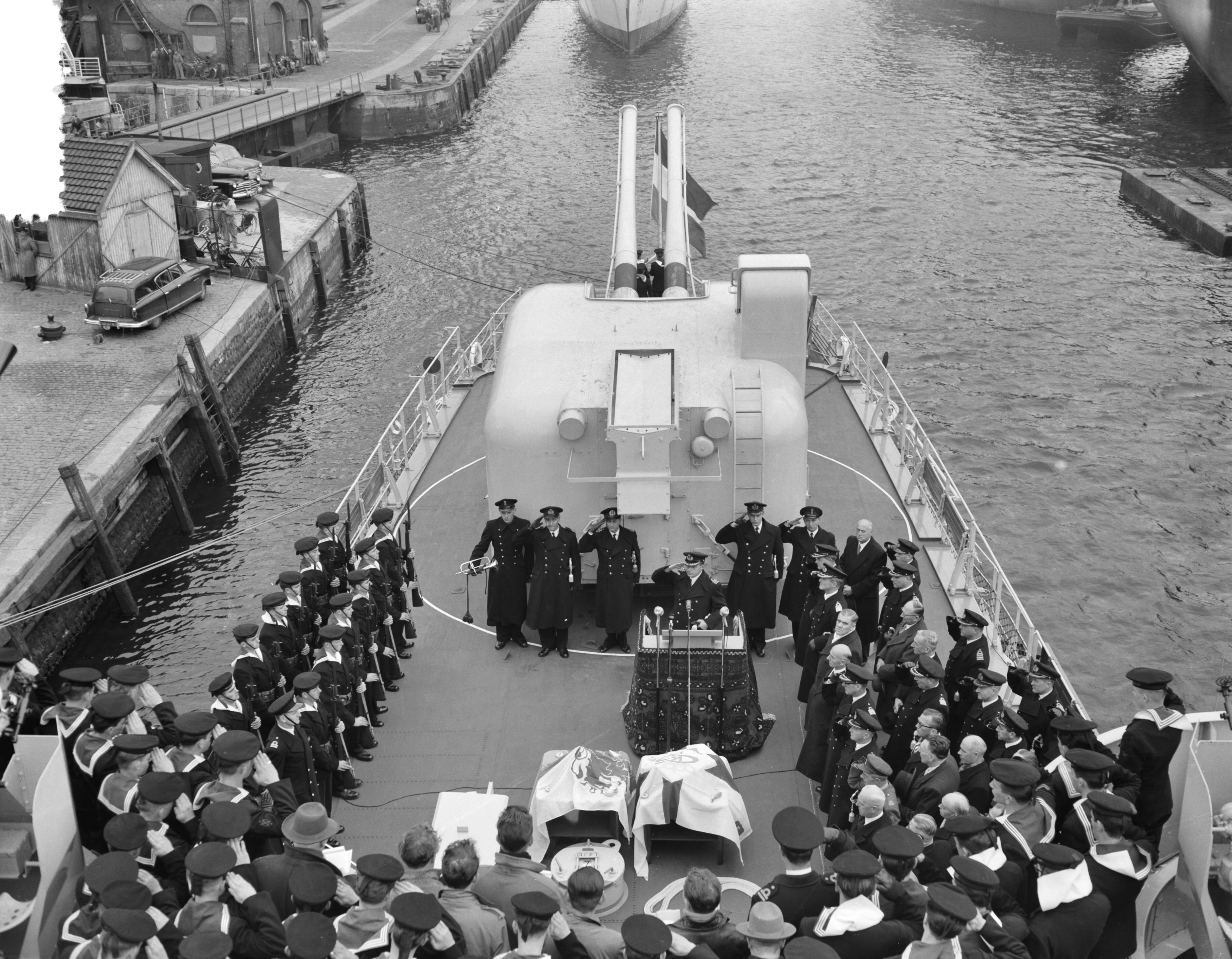 Fotocollectie Anefo — Indienststelling Hr. Ms. onderzeebootjager "Limburg" bij "De Schelde" te Vlissingen. Hijsen van de vlag. Commandant kapitein-luitenant-ter zee P.L.M. van Geen — Foto: Rossem, Wim van / Anefo. Licentie: Set B: Rechtenvrij / Publiek Domein. Bron: Nationaal Archief. http://hdl.handle.net/10648/a951ed46-d0b4-102d-bcf8-003048976d84