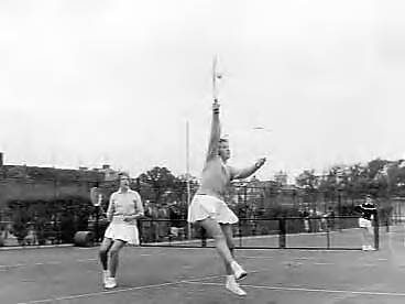 Fotocollectie Anefo — Nederlandse tenniskampioenschappen op de METS-banen te Scheveningen. Fredy Marinkelle (links) en Joyce Marinkelle (rechts) — Foto: Bilsen, Joop van / Anefo. Licentie: Set B: Rechtenvrij / Publiek Domein. Bron: Nationaal Archief. http://hdl.handle.net/10648/a9674f88-d0b4-102d-bcf8-003048976d84