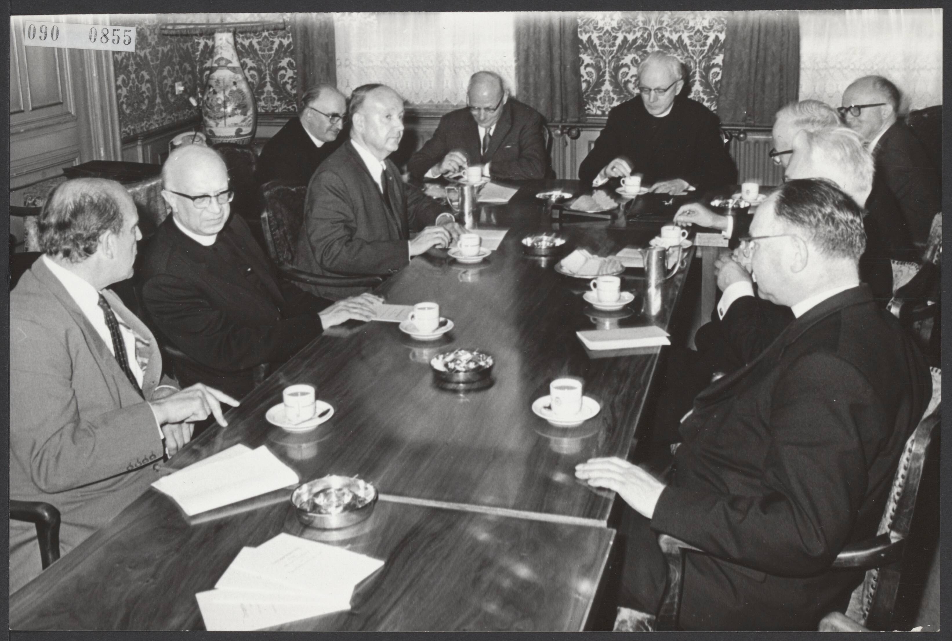 Fotocollectie Elsevier Binnenland — Bijeenkomst van de Nederlandse bisschopen en het moderamen van de Ned. Herv. Kerk in hotel Pays Bas te Utrecht met als onderwerp "Dooperkenning tussen R.K. kerk in ons land en Ned. Hervormde kerk". De conferentietafel vlnr. ds. M.A. Korp, mgr. H. Th. Beel, naast hem prof. Bronkhorst, achter de tafel vlnr. mgr. M.A. Jansen, praeses dr. G. de Ru, kardinaal B. Alfrink op voorgrond rechts mgr. Th. Hendriksen en daarachter als vlolgt mgr. Zwartkruis, mgr. Nieman en ds. F.H. Landsman — Foto: Nijs, Jac. de / Anefo. Licentie: Set B: Rechtenvrij / Publiek Domein. Bron: Nationaal Archief. http://hdl.handle.net/10648/ae1d2d5e-d0b4-102d-bcf8-003048976d84