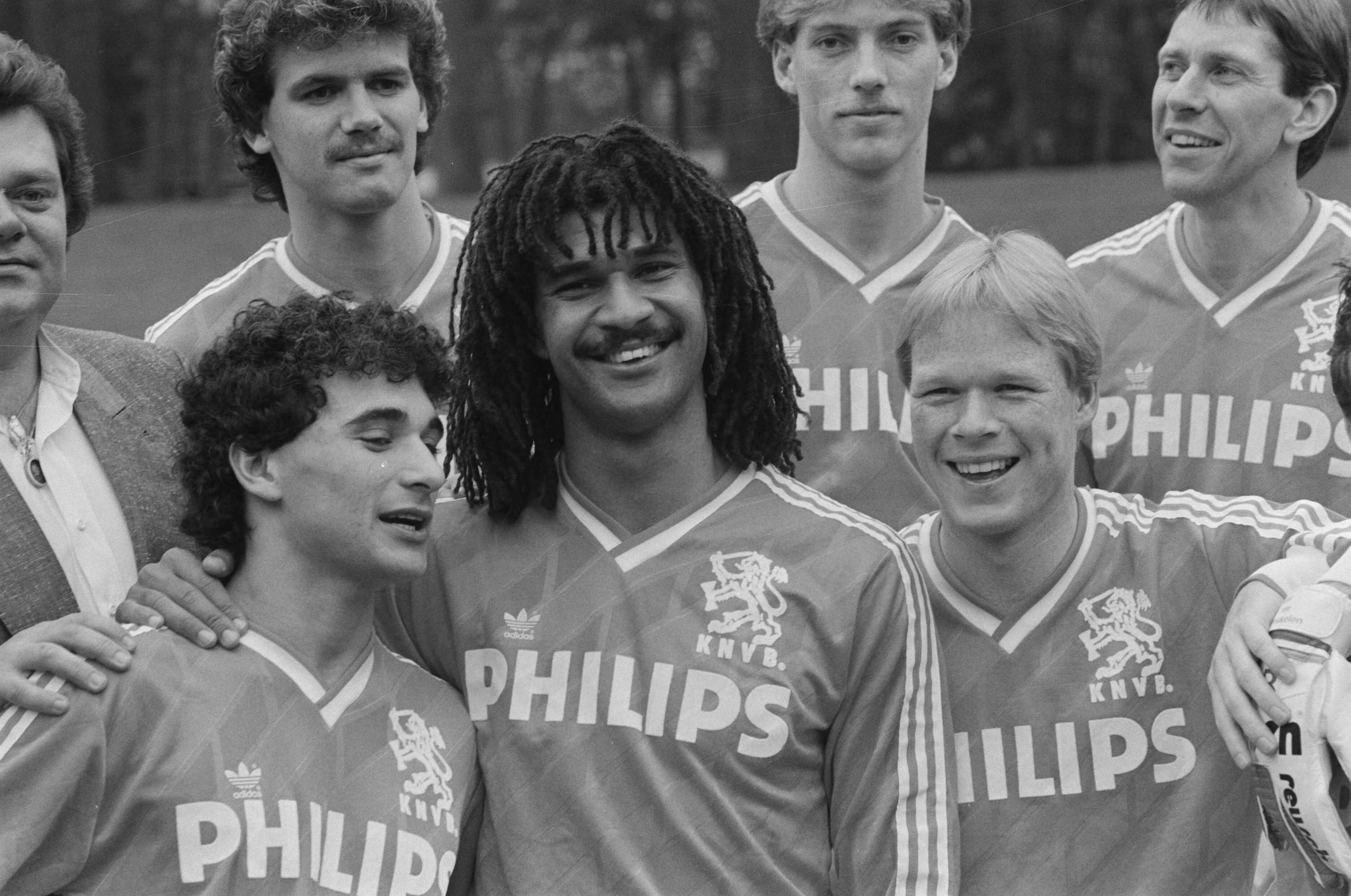 Fotocollectie Anefo — Selectie Nederlands elftal in Zeist; v.l.n.r. Vanenburg, Gullit, R. Koeman — Foto: Croes, Rob C. / Anefo. Licentie: Set B: Rechtenvrij / Publiek Domein. Bron: Nationaal Archief. http://hdl.handle.net/10648/ad6977e6-d0b4-102d-bcf8-003048976d84