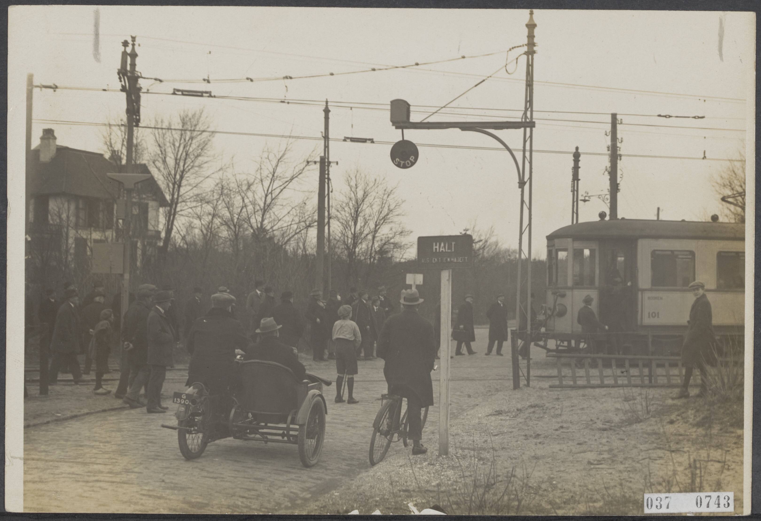 Fotocollectie Elsevier Binnenland — Spoorwegovergang bij de Bentveldweg te Zandvoort — Foto: N.V. Vereenigde Fotobureaux. Licentie: Set B: Rechtenvrij / Publiek Domein. Bron: Nationaal Archief. http://hdl.handle.net/10648/adef3228-d0b4-102d-bcf8-003048976d84