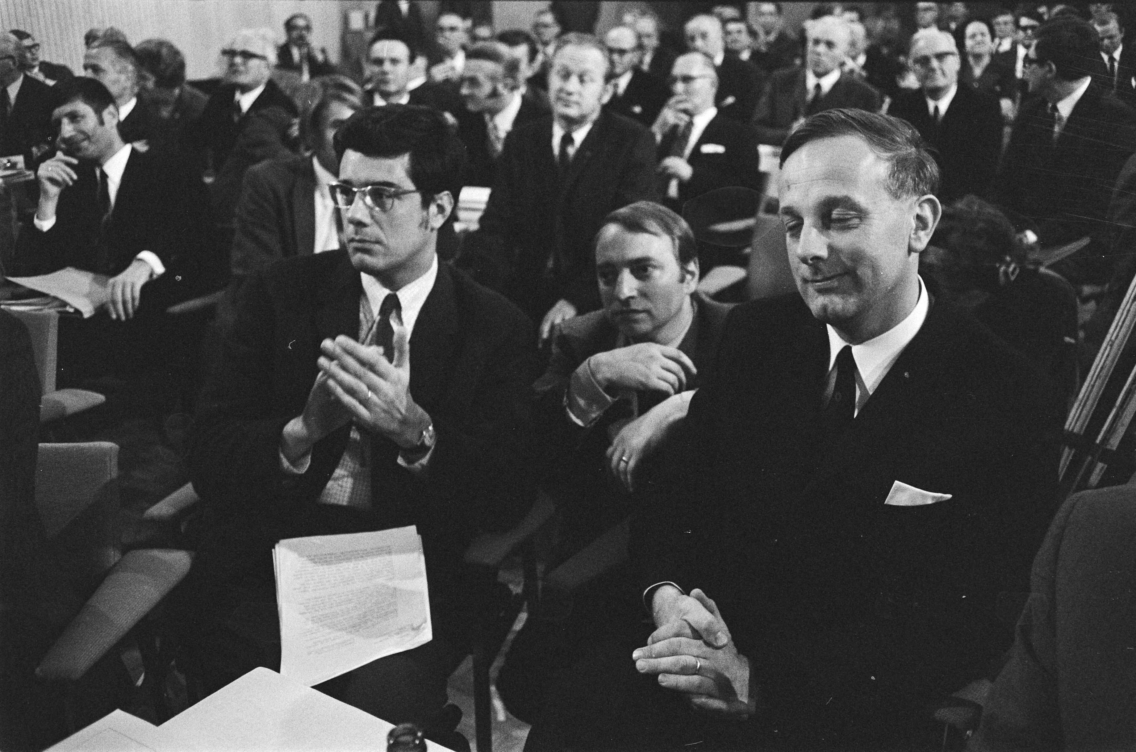 Fotocollectie Anefo — KVP-Partijraad in Den Haag — Foto: Koch, Eric / Anefo. Licentie: Set B: Rechtenvrij / Publiek Domein. Bron: Nationaal Archief. http://hdl.handle.net/10648/aba93a4a-d0b4-102d-bcf8-003048976d84
