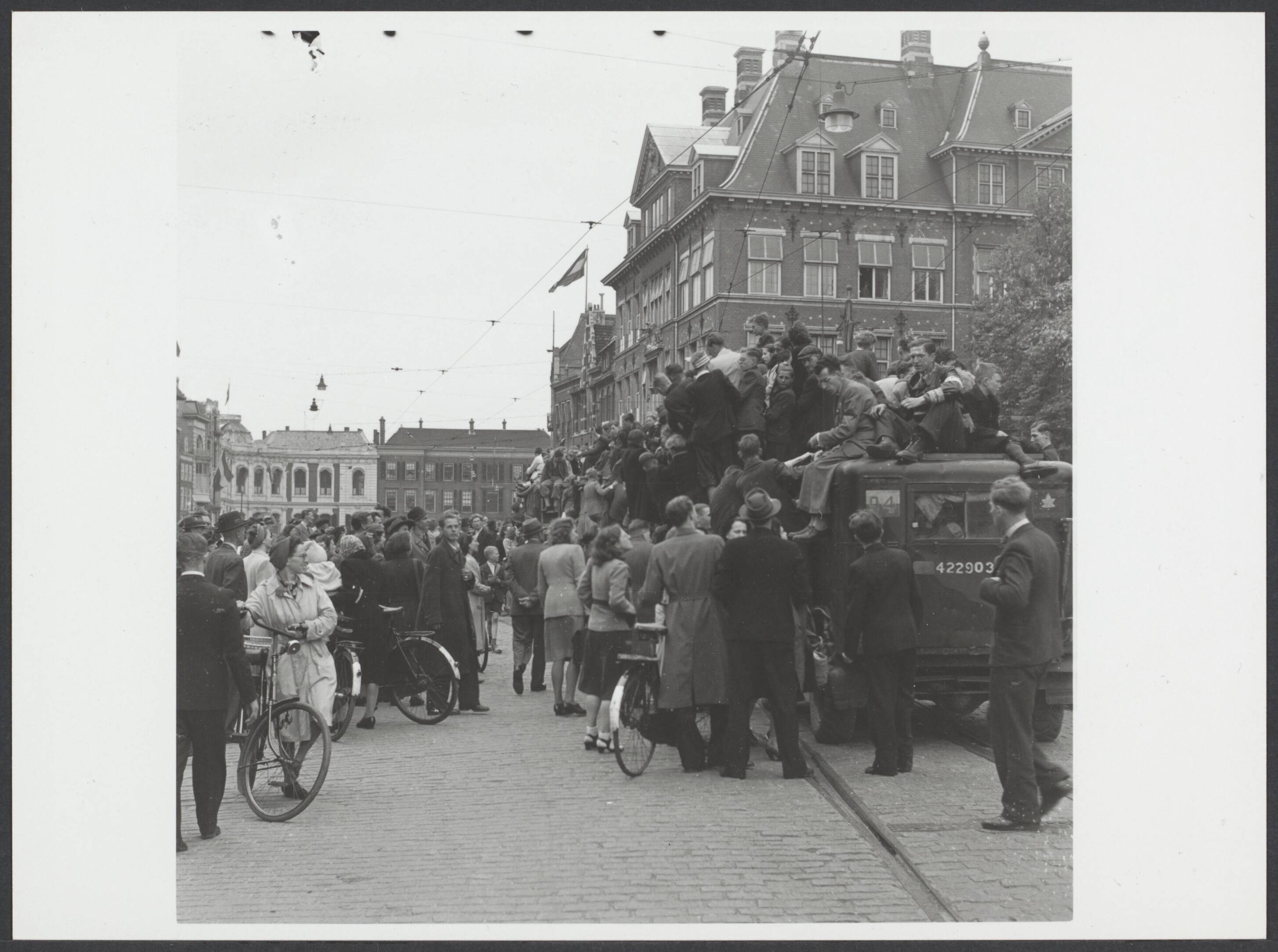 Bevrijding 's Gravenhage (Den Haag) — Geen bijschrift [Intocht Canadezen Den Haag, Buitenhof] — Foto: Onbekend / Publiek Domein of Rechtenvrij. Licentie: Set B: Rechtenvrij / Publiek Domein. Bron: Nationaal Archief. http://hdl.handle.net/10648/79b71915-5e43-c1db-a807-9841d2fe9019