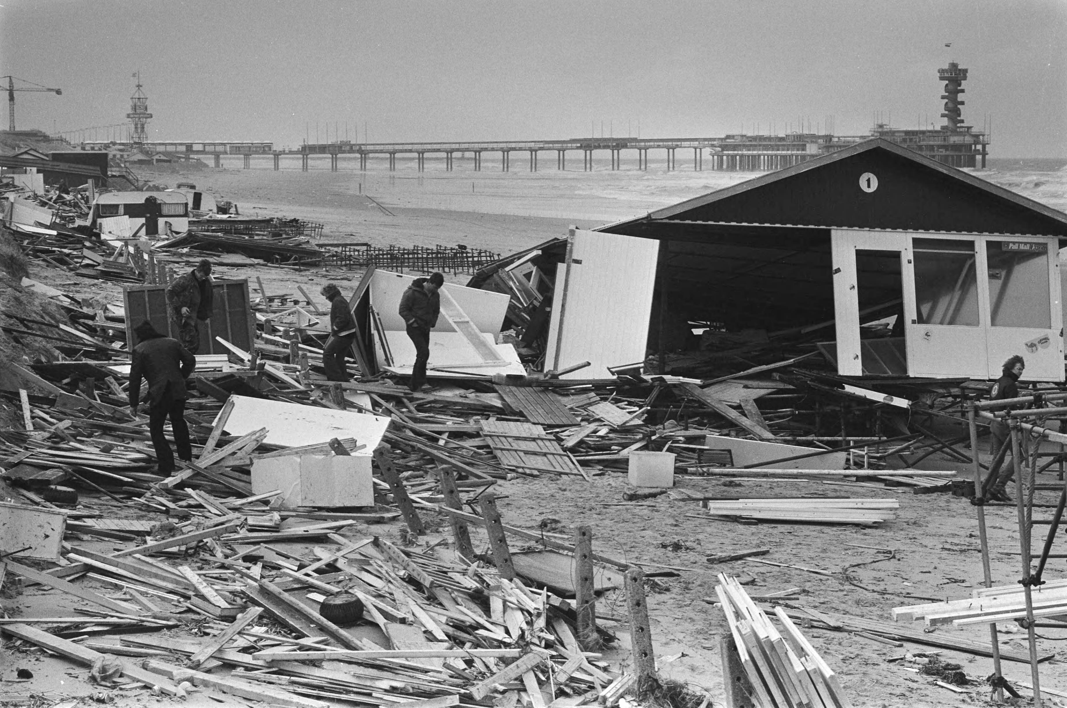 Fotocollectie Anefo — Stormschade aan strandtenten en paviljoens in Scheveningen — Foto: Suyk, Koen / Anefo. Licentie: Set B: Rechtenvrij / Publiek Domein. Bron: Nationaal Archief. http://hdl.handle.net/10648/acde8bf4-d0b4-102d-bcf8-003048976d84