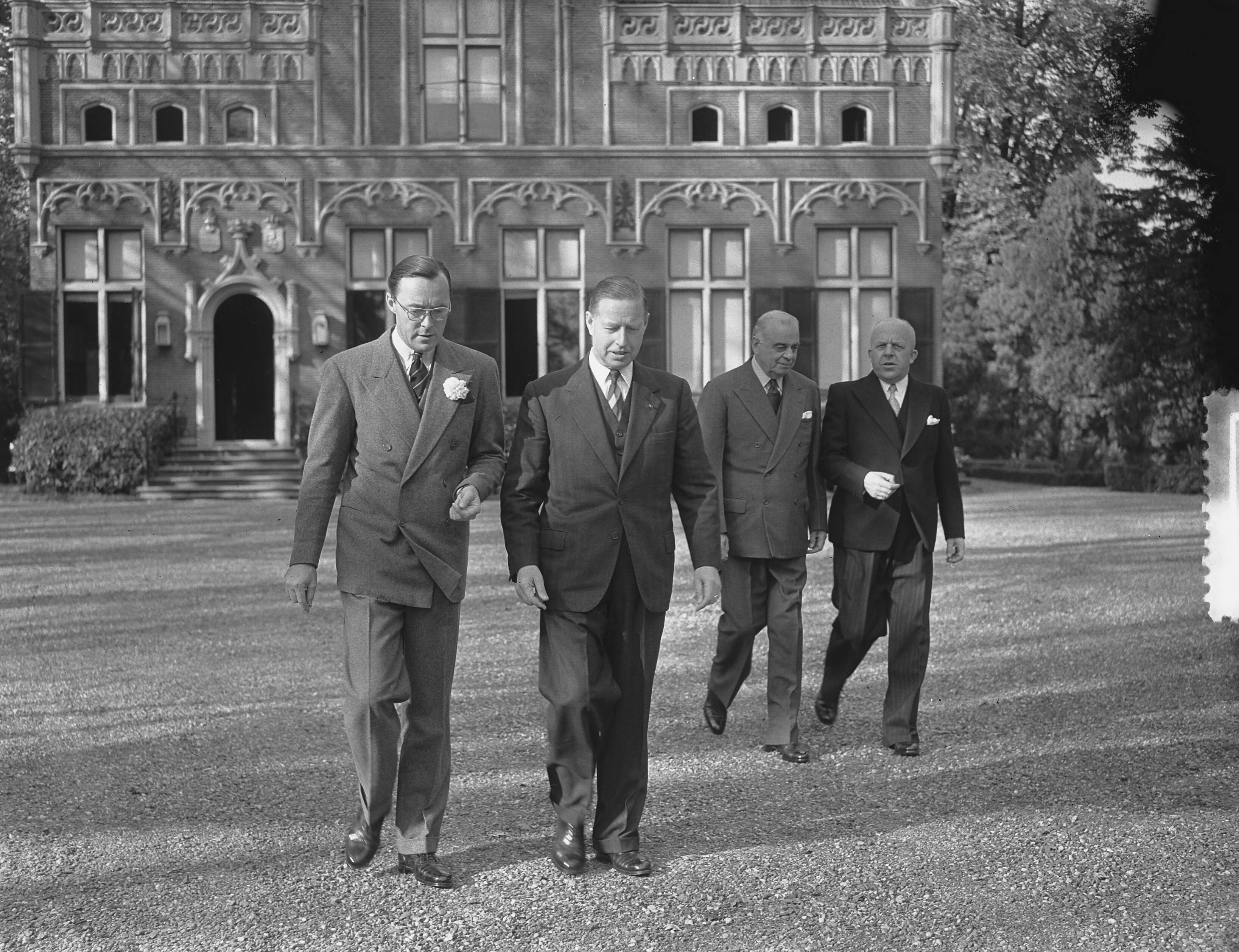 Koningin Juliana ontvangt Lord en Lady Ismay op Raaphorst te Wassenaar — Foto: Bilsen, Joop van / Anefo. — Licentie: Set B: Rechtenvrij / Publiek Domein. Bron: Nationaal Archief. http://hdl.handle.net/10648/a9019fbc-d0b4-102d-bcf8-003048976d84