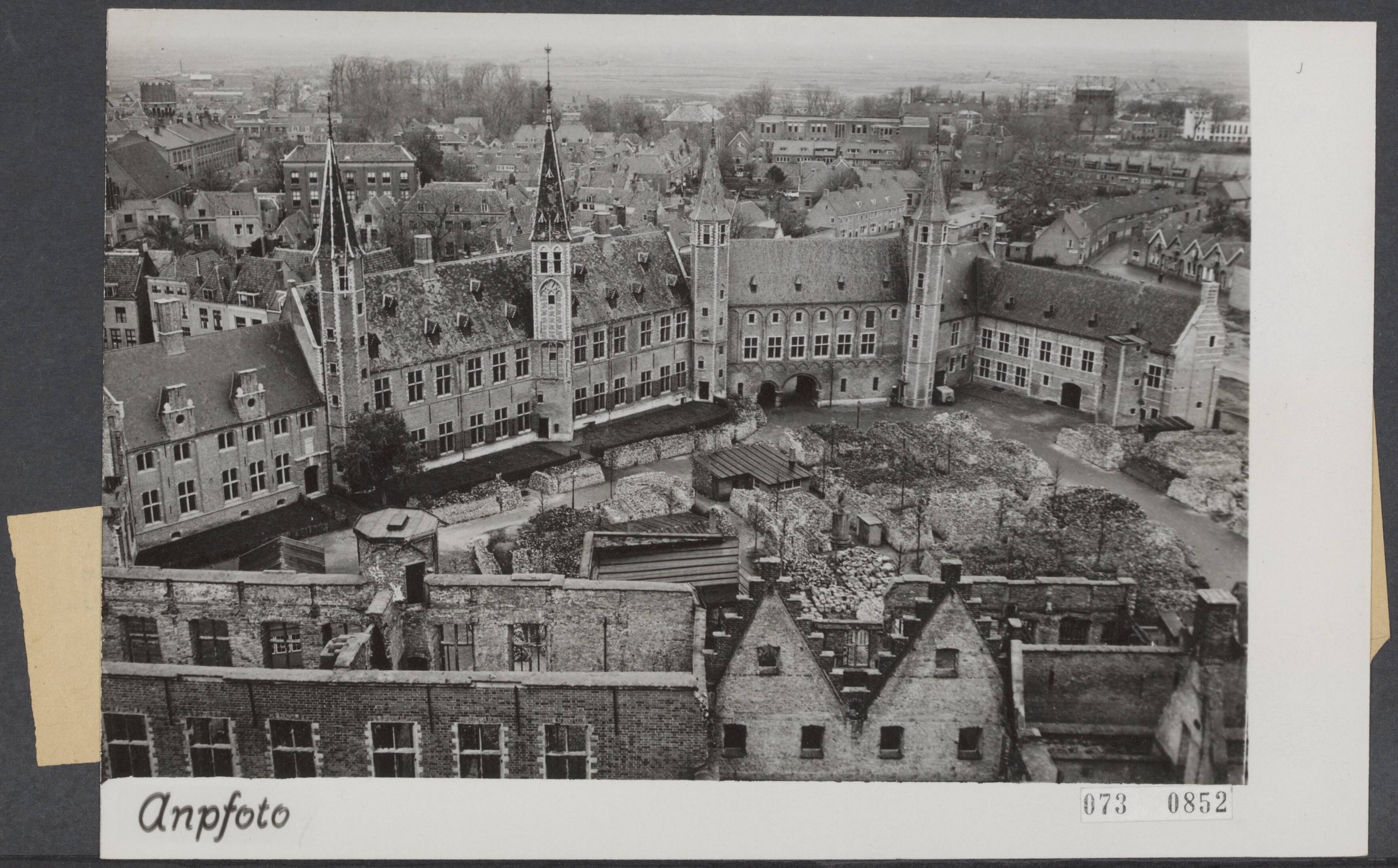 Fotocollectie Elsevier Binnenland — De Abdij te Middelburg met op de voorgrond het nog te herbouwen gedeelte. Op de achtergrond de reeds gerestaureerd gebouwen met links de woning van de Commissaris der Koningin — Foto: ANP / RVD of rechtenvrij. Licentie: Set B: Rechtenvrij / Publiek Domein. Bron: Nationaal Archief. http://hdl.handle.net/10648/ae15eef4-d0b4-102d-bcf8-003048976d84