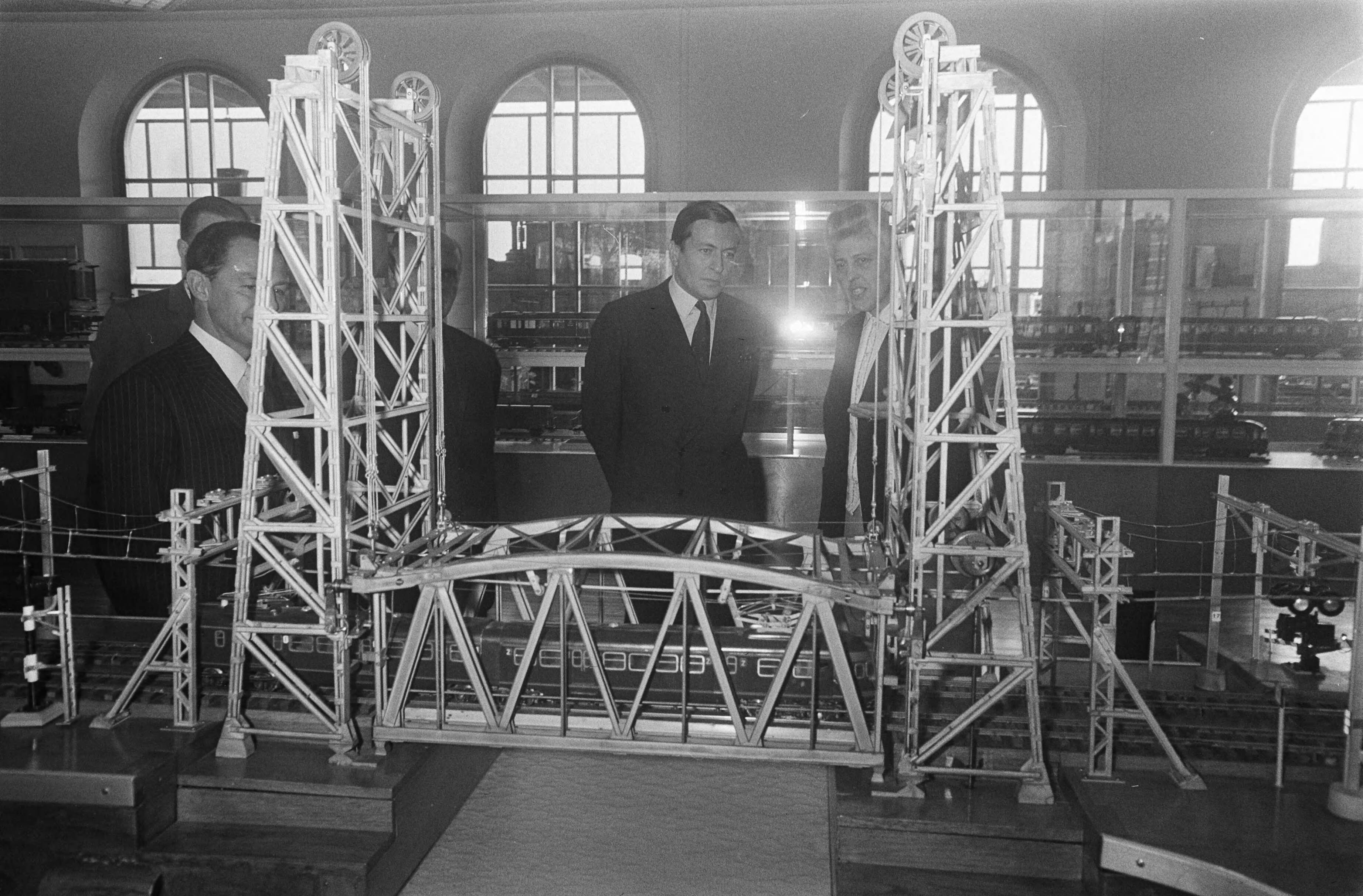 Fotocollectie Anefo — Prins Claus bezoekt Nederlandse Spoorwegen , onder ande het Spoorwegmuseum te Utrecht. Prins Claus bij de oude locomotieven — Foto: Mieremet, Rob / Anefo. Licentie: Set B: Rechtenvrij / Publiek Domein. Bron: Nationaal Archief. http://hdl.handle.net/10648/ab8247b4-d0b4-102d-bcf8-003048976d84