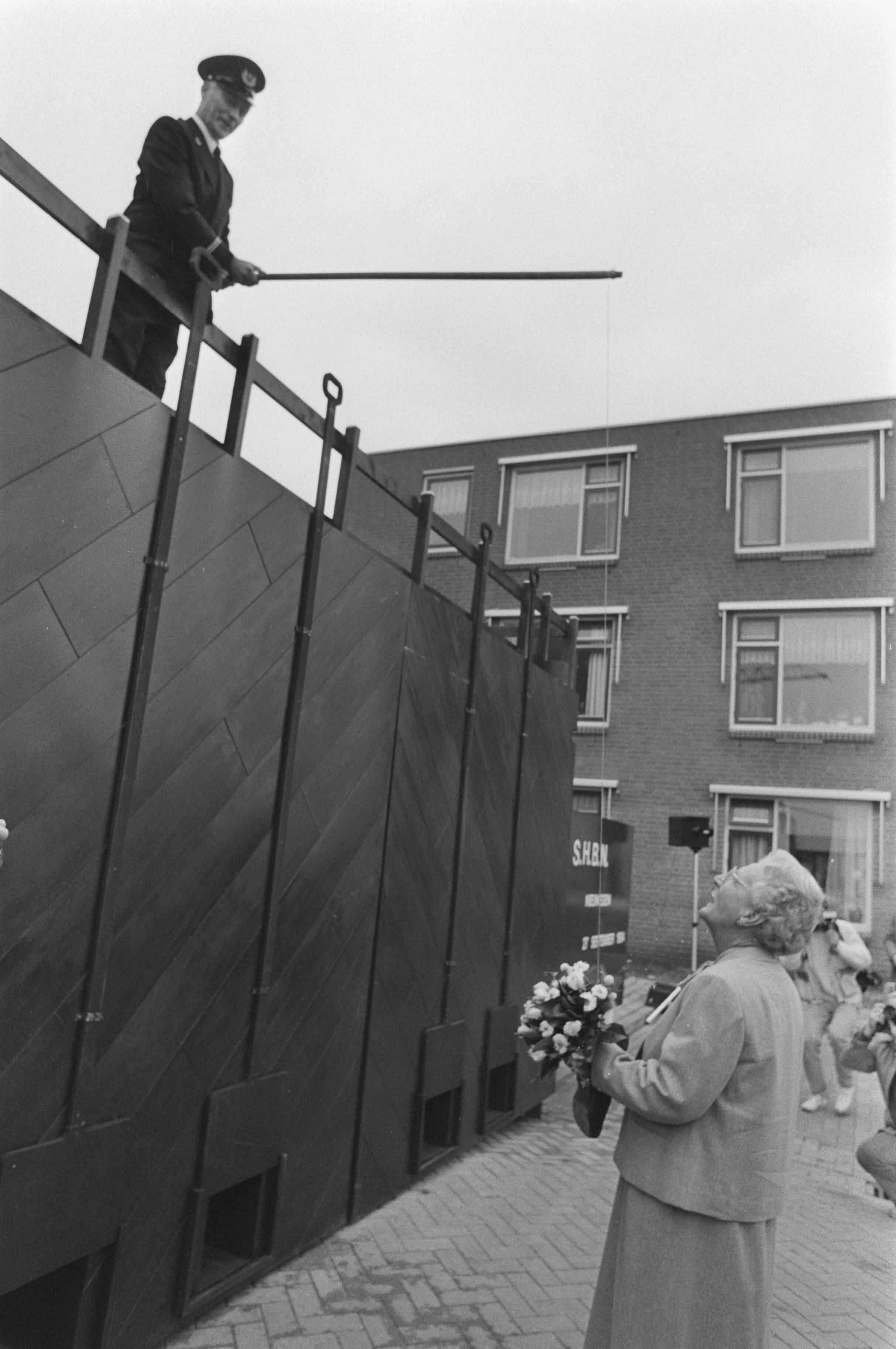 Fotocollectie Anefo — Prinses Juliana opent verzorgingshuis in Nieuwegein; openingshandeling bij "sluisdeuren" — Foto: Bogaerts, Rob / Anefo. Licentie: Set B: Rechtenvrij / Publiek Domein. Bron: Nationaal Archief. http://hdl.handle.net/10648/ad3da670-d0b4-102d-bcf8-003048976d84