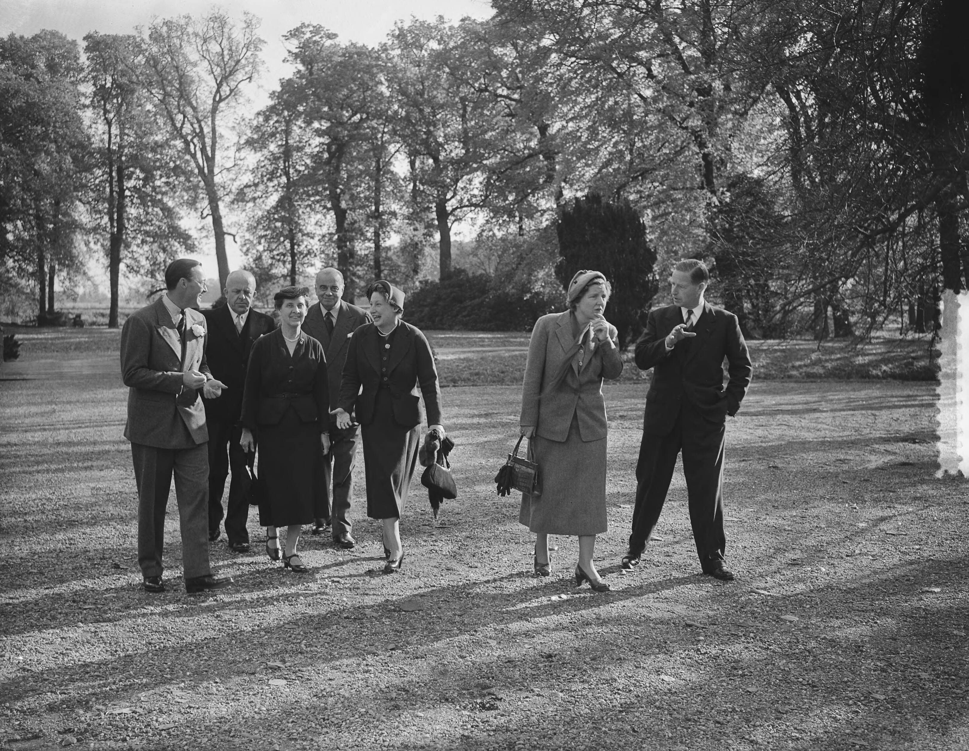 Koningin Juliana ontvangt Lord en Lady Ismay op Raaphorst te Wassenaar — Foto: Bilsen, Joop van / Anefo. — Licentie: Set B: Rechtenvrij / Publiek Domein. Bron: Nationaal Archief. http://hdl.handle.net/10648/a9019e2c-d0b4-102d-bcf8-003048976d84