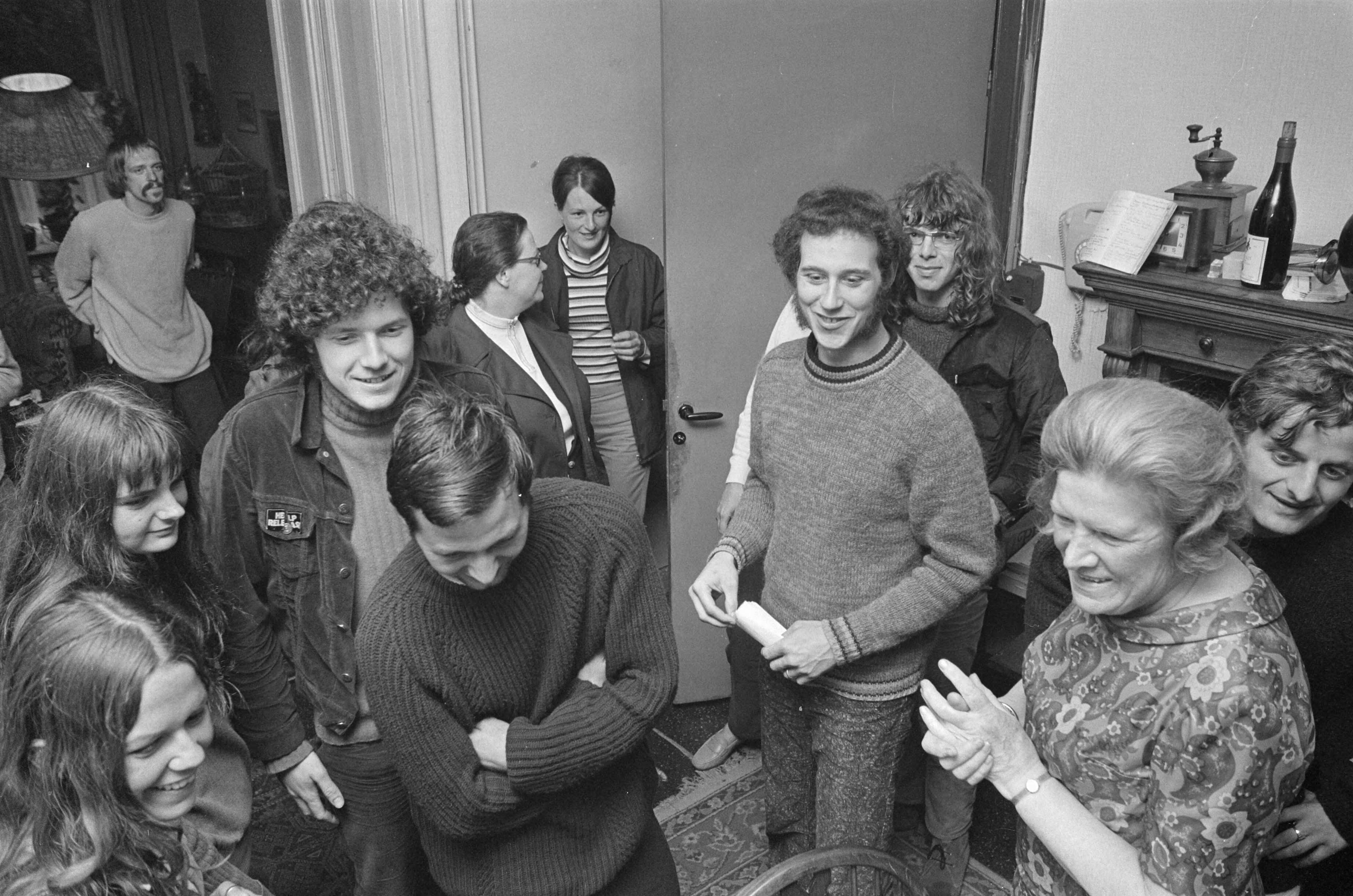 Ralph Waver na kort geding in huis, Haarlem — Waver (vierde van r) met vrienden — Foto: Fotograaf Onbekend / Anefo. Licentie: Set B: Rechtenvrij / Publiek Domein. Bron: Nationaal Archief. http://hdl.handle.net/10648/abc3110e-d0b4-102d-bcf8-003048976d84