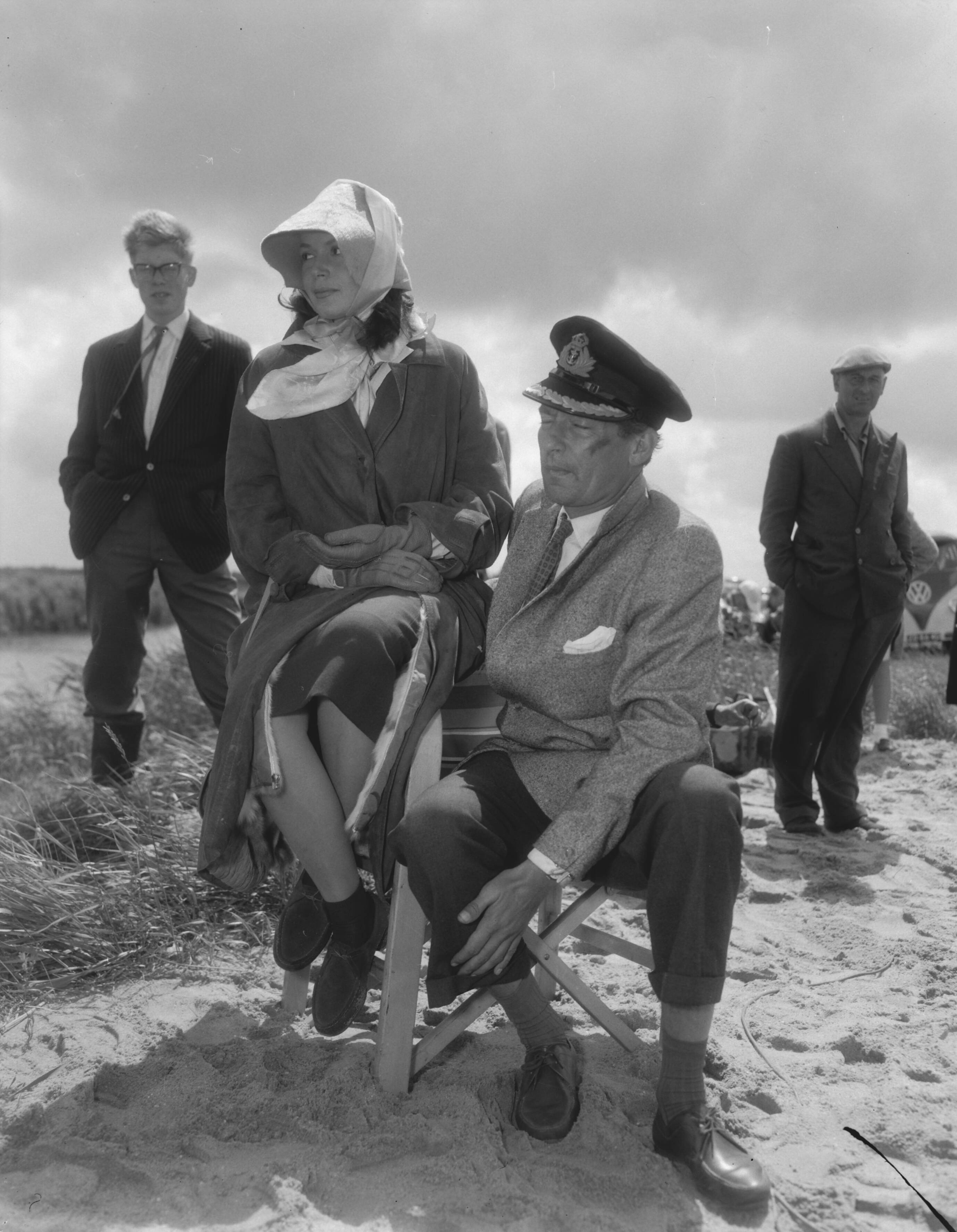 Fotocollectie Anefo — Filmopnamen in de Beemster bij Schermerhorn voor de film "Operation Amsterdam", de hoofdrolspelers Eva Bartok en Peter Finch — Foto: Pot, Harry / Anefo. Licentie: Set B: Rechtenvrij / Publiek Domein. Bron: Nationaal Archief. http://hdl.handle.net/10648/a98145aa-d0b4-102d-bcf8-003048976d84