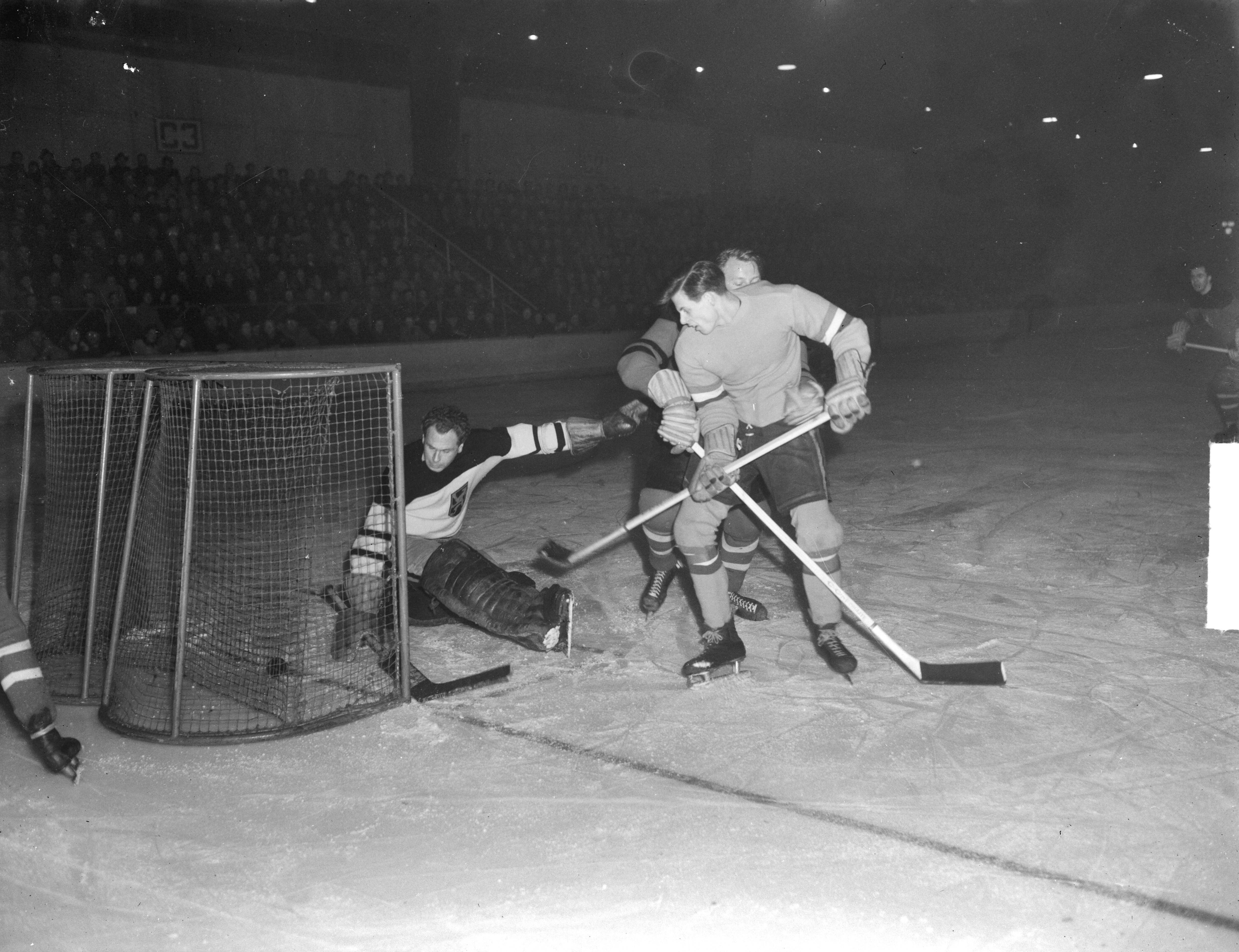 Fotocollectie Anefo — IJshockey. Nederland tegen Belgie 7-5, gespeeld in Den Haag — Foto: Duinen, G.W. van / Anefo. Licentie: Set B: Rechtenvrij / Publiek Domein. Bron: Nationaal Archief. http://hdl.handle.net/10648/a8e56554-d0b4-102d-bcf8-003048976d84
