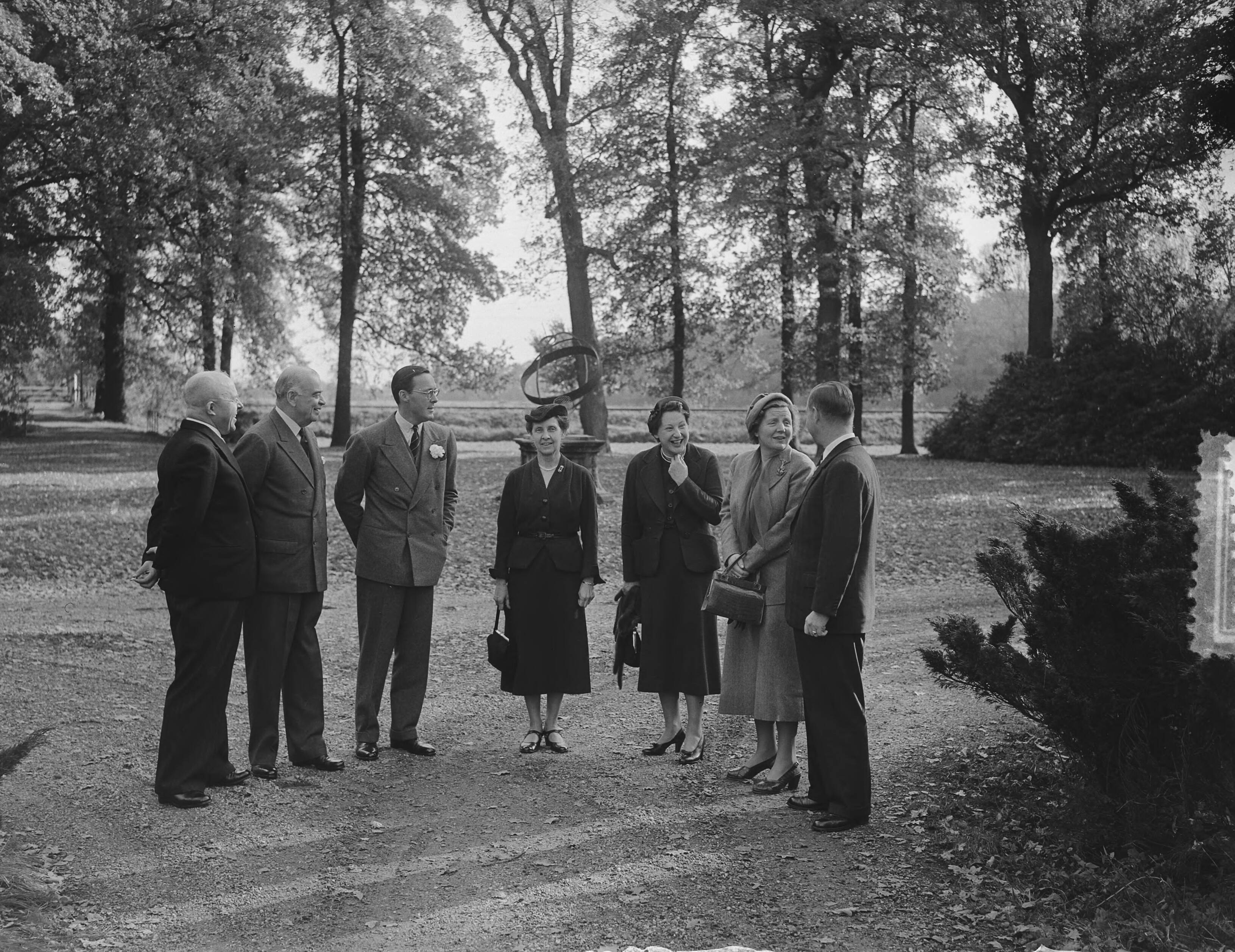 Koningin Juliana ontvangt Lord en Lady Ismay op Raaphorst te Wassenaar — Foto: Bilsen, Joop van / Anefo. — Licentie: Set B: Rechtenvrij / Publiek Domein. Bron: Nationaal Archief. http://hdl.handle.net/10648/a9019c56-d0b4-102d-bcf8-003048976d84