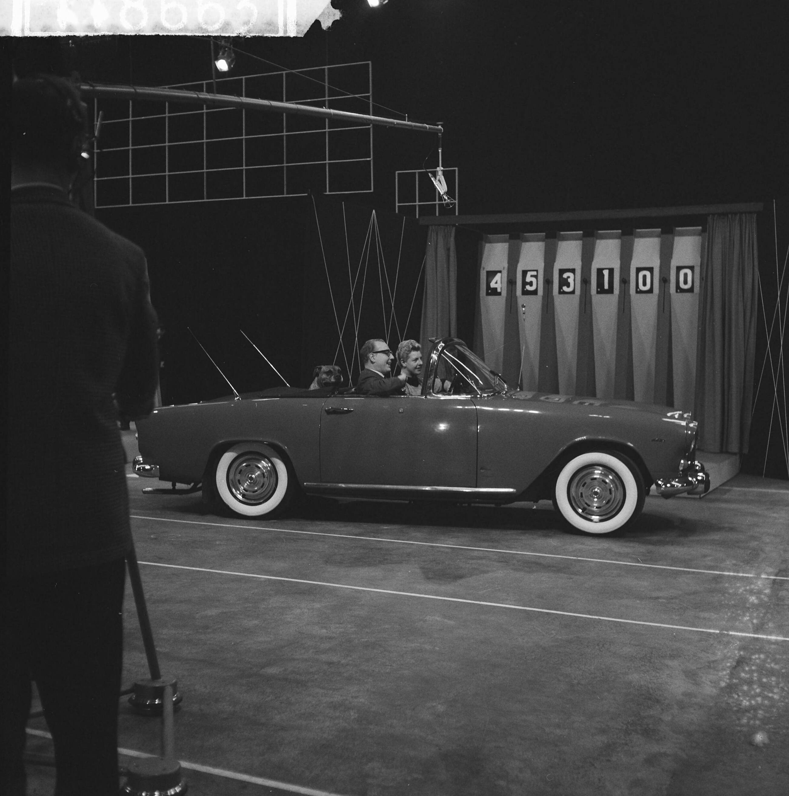 Fotocollectie Anefo — Televisieprogramma "TV-Toto" van de VARA uitgezonden vanuit de Expohal, Pia Beck met Theo Eerdmans in haar auto — Foto: Lindeboom, Henk / Anefo. Licentie: Set B: Rechtenvrij / Publiek Domein. Bron: Nationaal Archief. http://hdl.handle.net/10648/a9c24834-d0b4-102d-bcf8-003048976d84