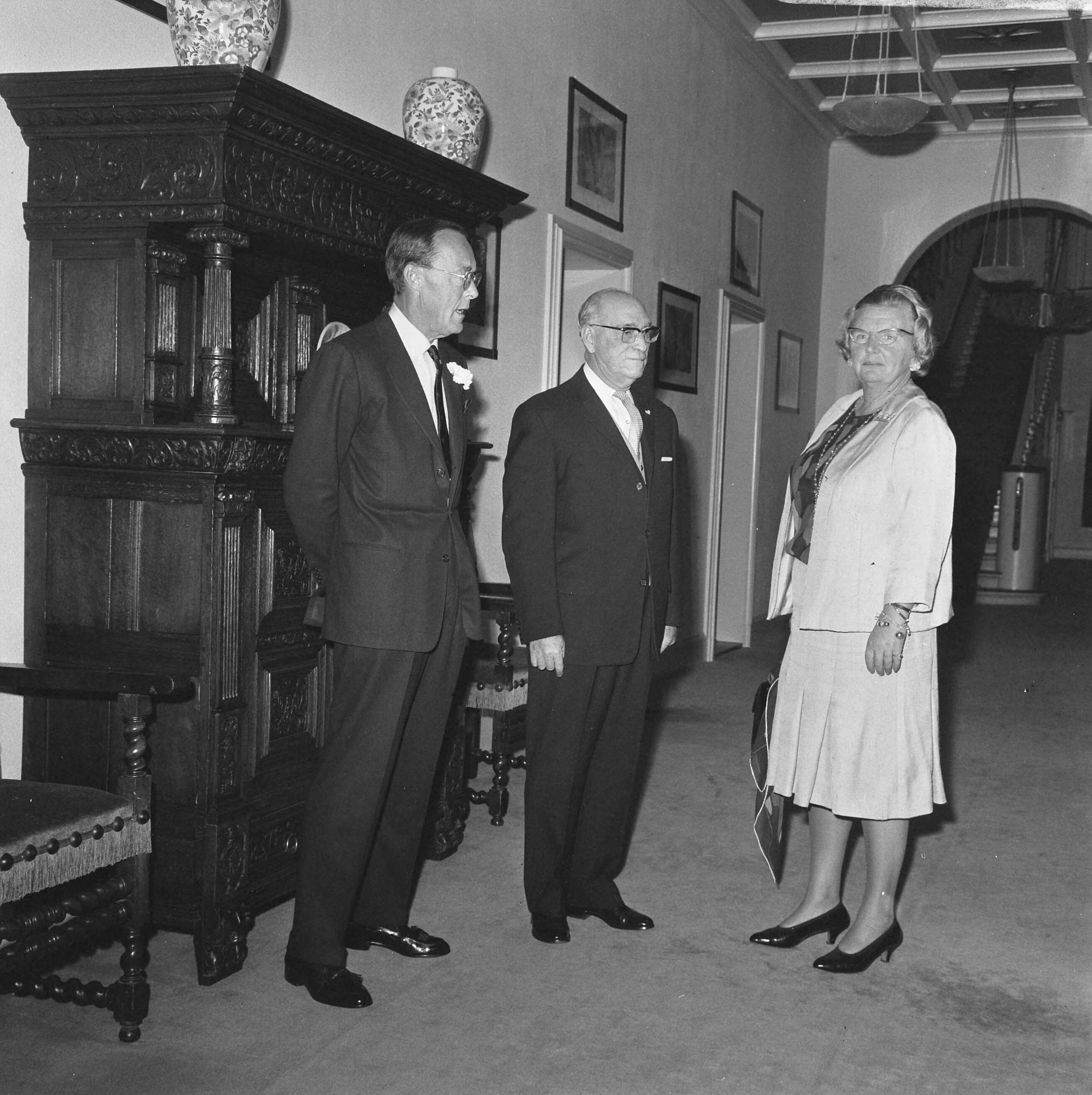 Gevolmachtigd minister van de Nederlandse Antillen, Mr. W.F.M. Lampe wordt door koningin Juliana en prins Bernhard op Paleis Soestdijk ontvangen — Lampe, W.F.M.|Juliana (koningin Nederland)|Bernhard (prins Nederland)|Baarn|koninginnen |prinsen |ministers |ontvangsten|Utrecht (prov.)|Paleis Soestdijk — Foto: Evers, Joost / Anefo. Licentie: Set B: Rechtenvrij / Publiek Domein. Bron: Nationaal Archief. http://hdl.handle.net/10648/aafdd1b4-d0b4-102d-bcf8-003048976d84