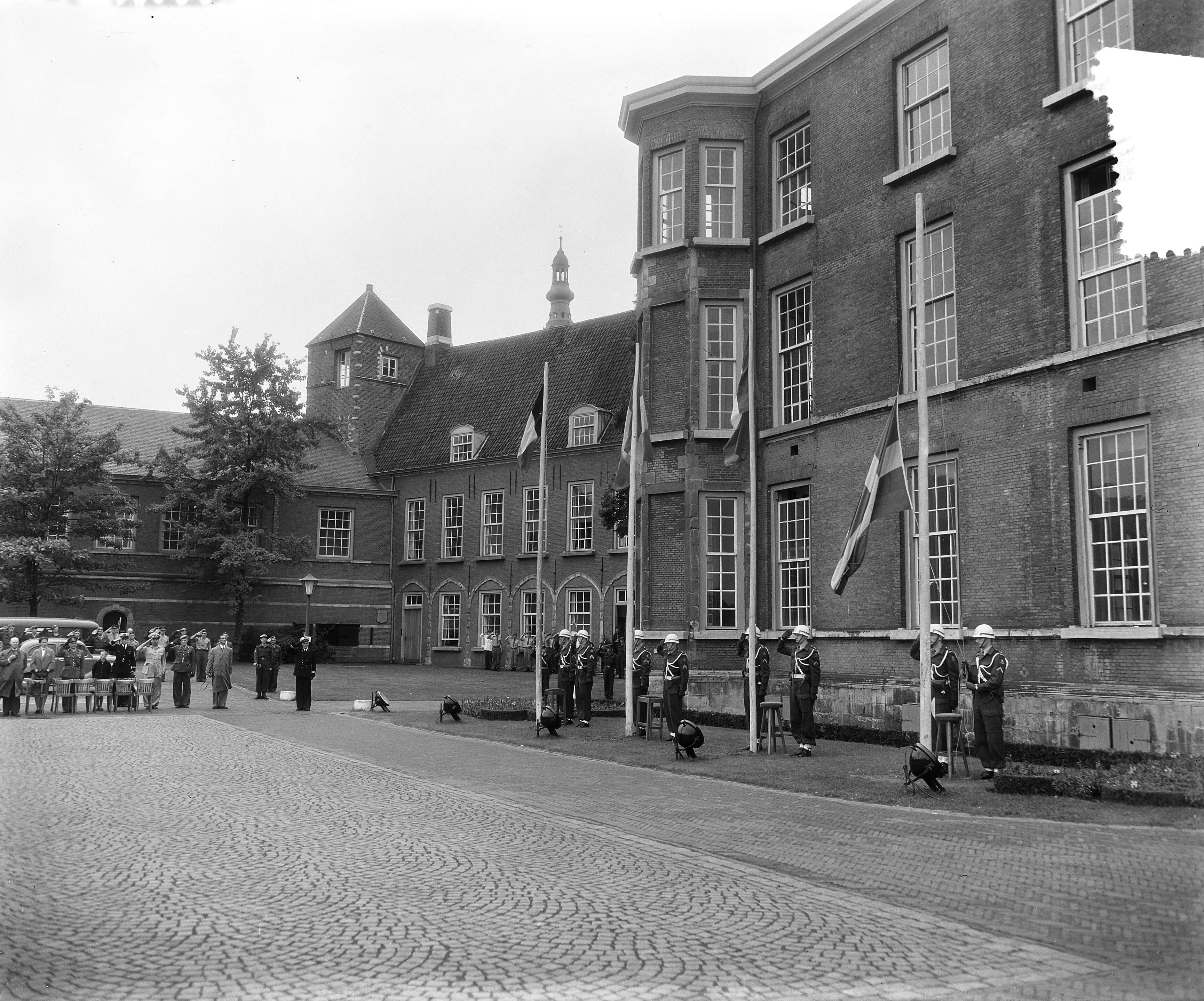 Fotocollectie Anefo — Openingsceremonie Militaire Vijfkamp 1955 Breda — Foto: Rossem, Wim van / Anefo. Licentie: Set B: Rechtenvrij / Publiek Domein. Bron: Nationaal Archief. http://hdl.handle.net/10648/a9395df8-d0b4-102d-bcf8-003048976d84