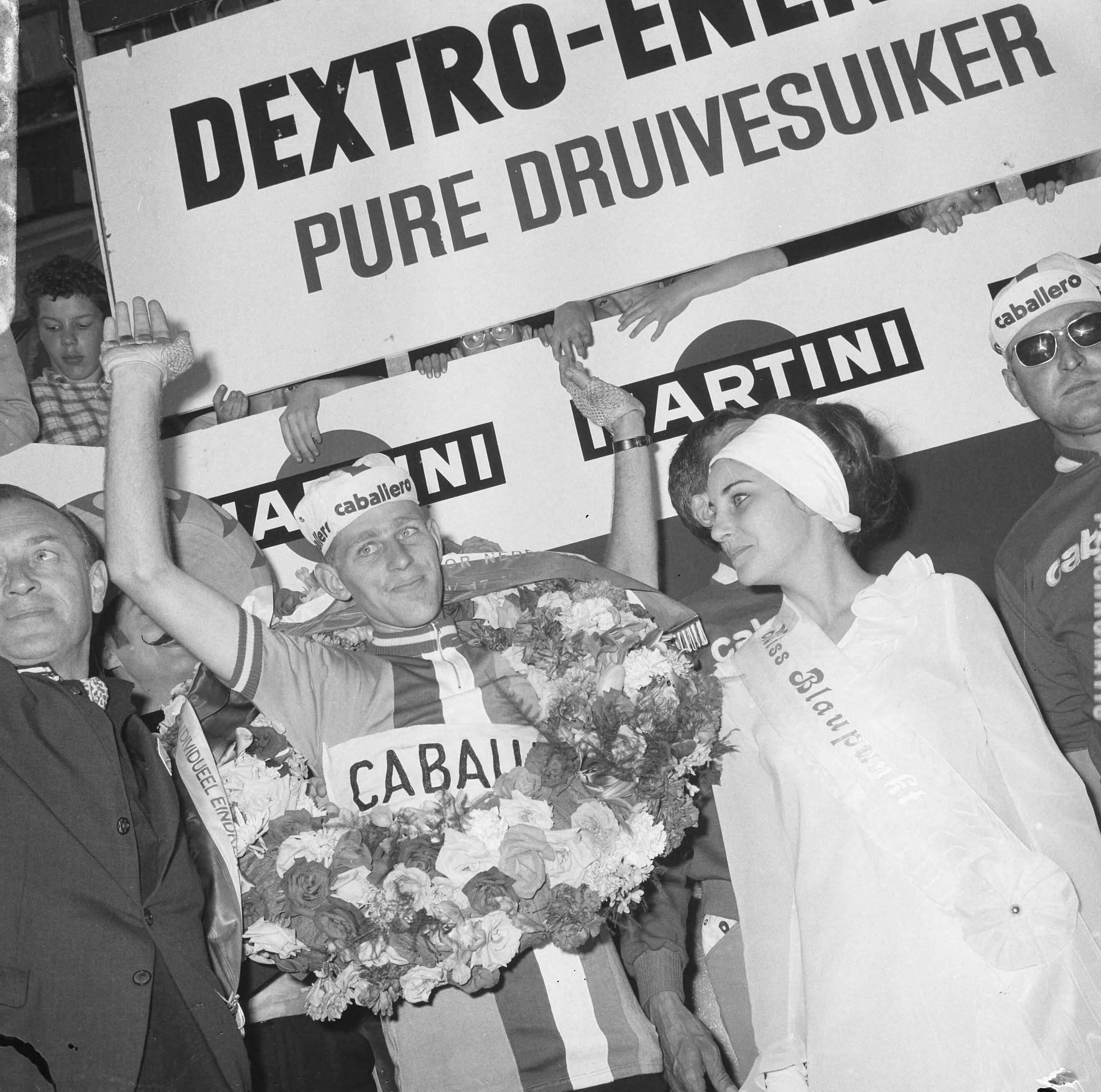 Fotocollectie Anefo — Olympias toer 1966, winnaar Jan van der Horst uit Haar en de toermiss — Foto: Nijs, Jac. de / Anefo. Licentie: Set B: Rechtenvrij / Publiek Domein. Bron: Nationaal Archief. http://hdl.handle.net/10648/aaead168-d0b4-102d-bcf8-003048976d84