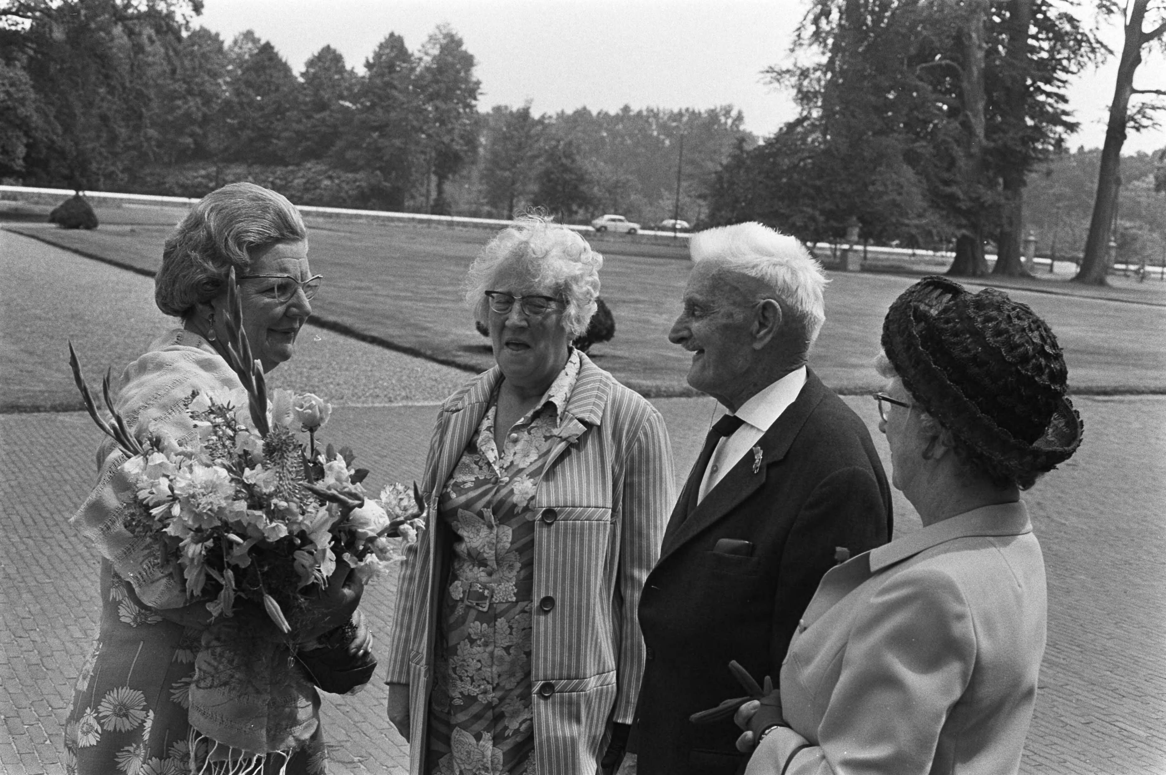 Bejaardendefilé op Paleis Soestdijk — Koningin Juliana wordt gefeliciteerd — Foto: Fotograaf Onbekend / Anefo. Licentie: Set B: Rechtenvrij / Publiek Domein. Bron: Nationaal Archief. http://hdl.handle.net/10648/ab99d9a6-d0b4-102d-bcf8-003048976d84